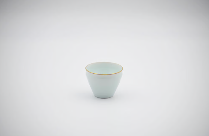 青白磁金彩一段ぐい呑