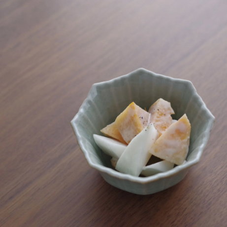 鍋島青瓷貫入輪花小鉢