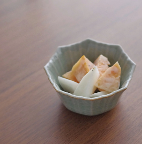 鍋島青瓷貫入輪花小鉢