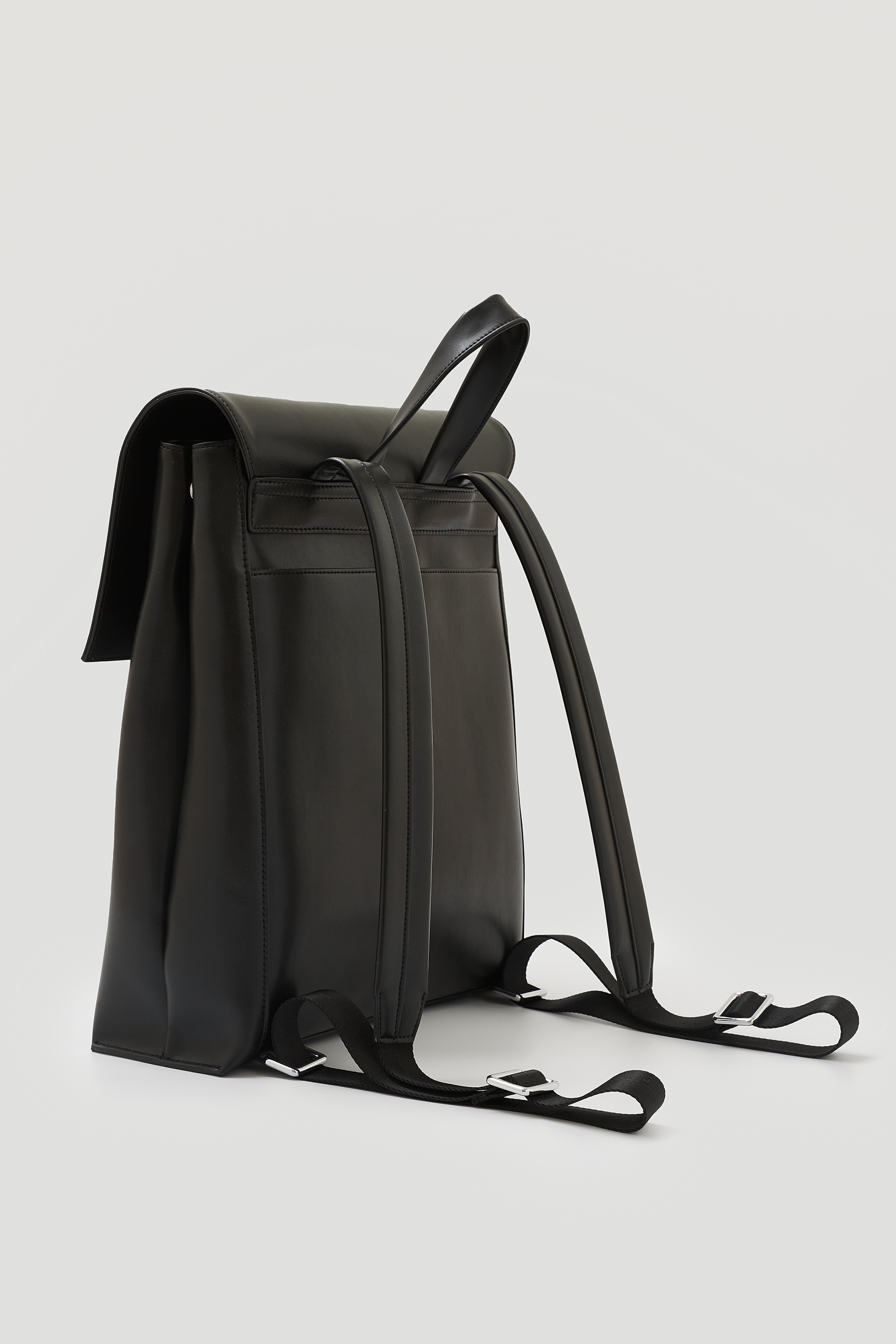 廃棄りんご由来のリュックサック「Apple Square Rucksack」