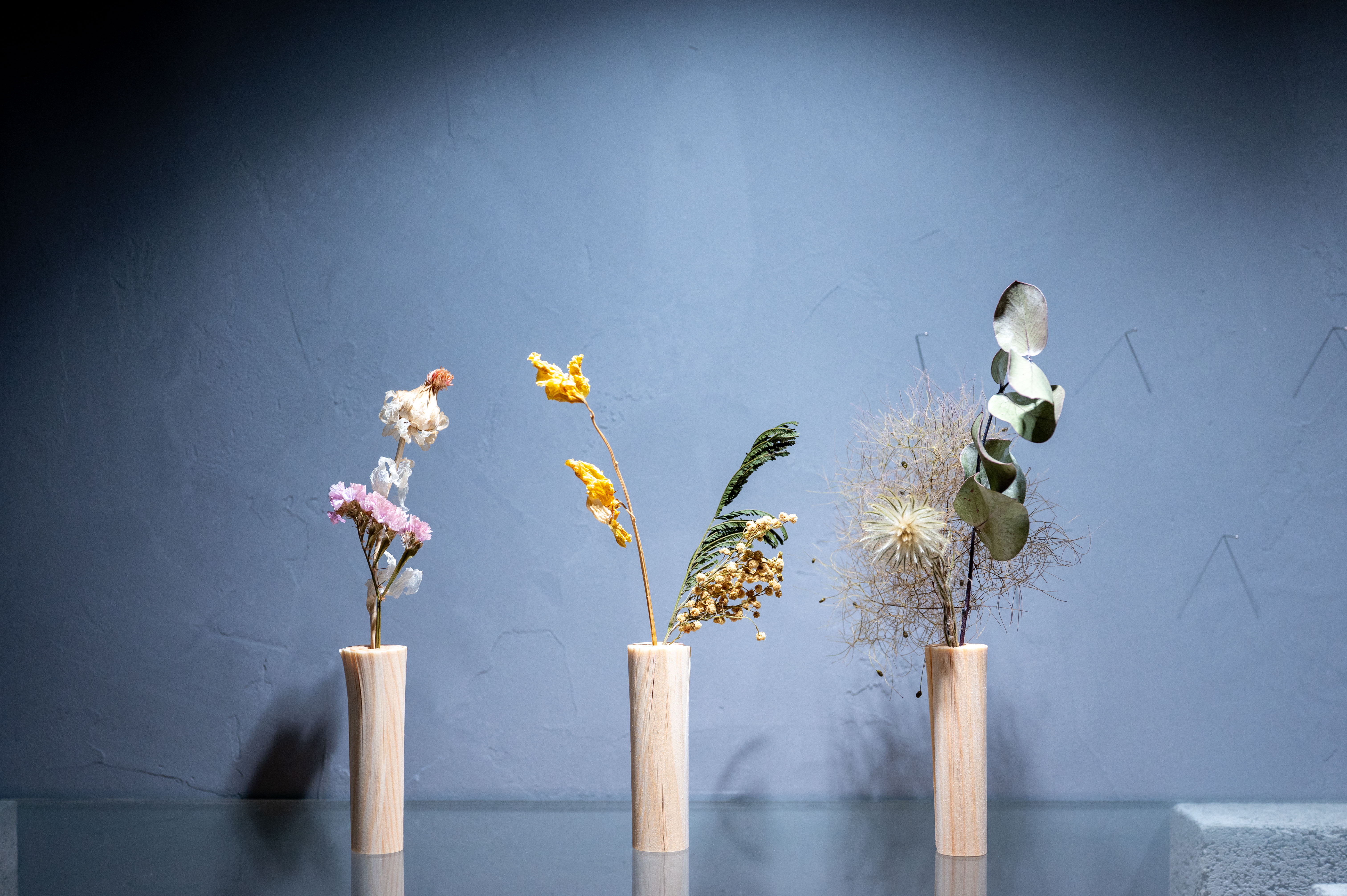 紙木と花（しきとはな）丨0.2mmの薄さに削った信州アカマツが織りなす花の器
