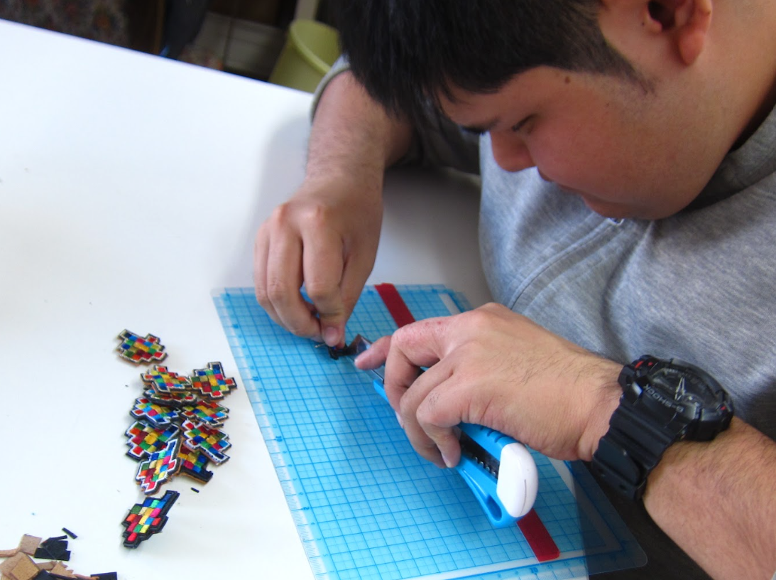 SDGsバッジ ～意志を纏う、デコボコな社会の肖像～｜一般社団法人SDGs市民社会ネットワーク