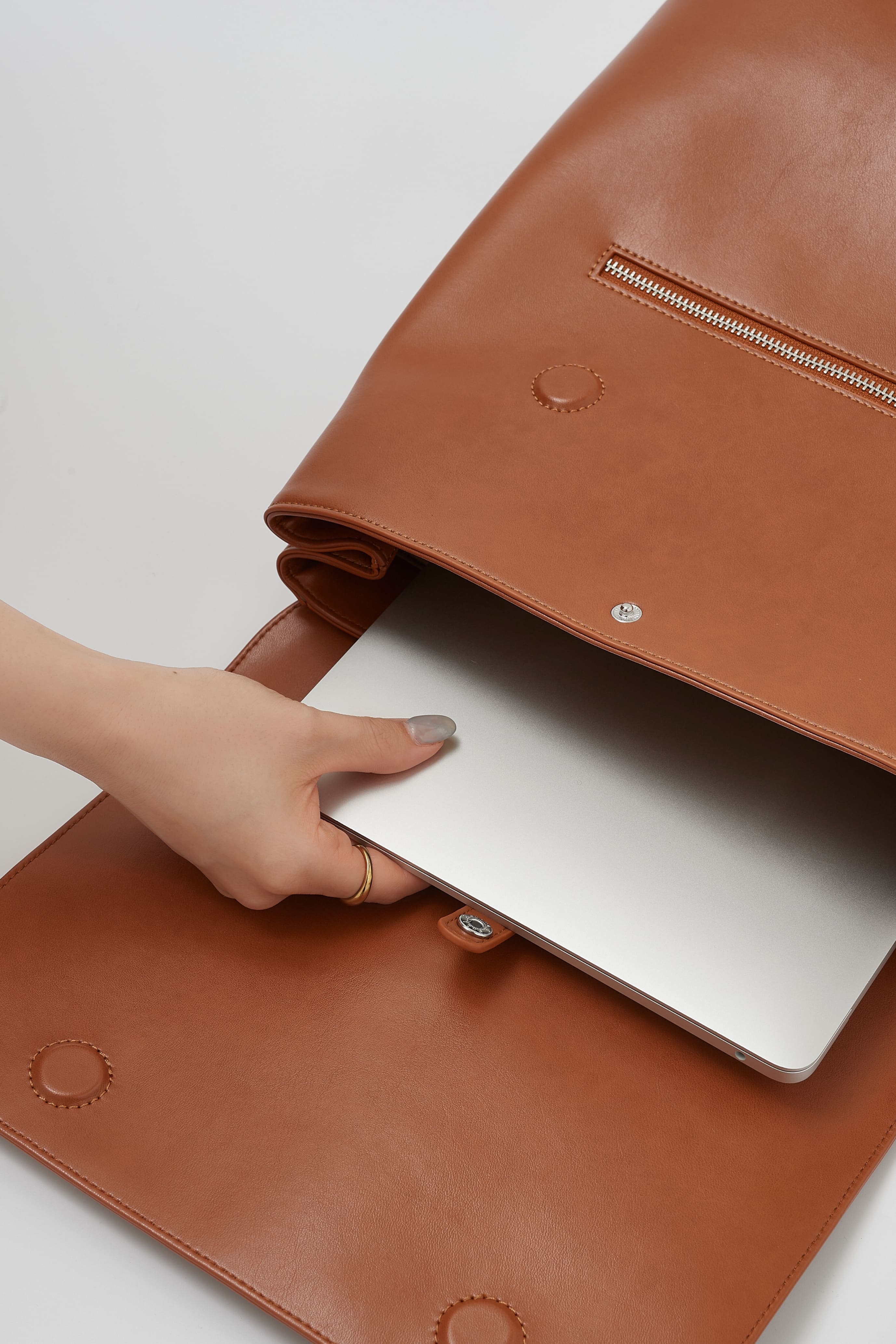 廃棄りんご由来のリュックサック「Apple Square Rucksack」