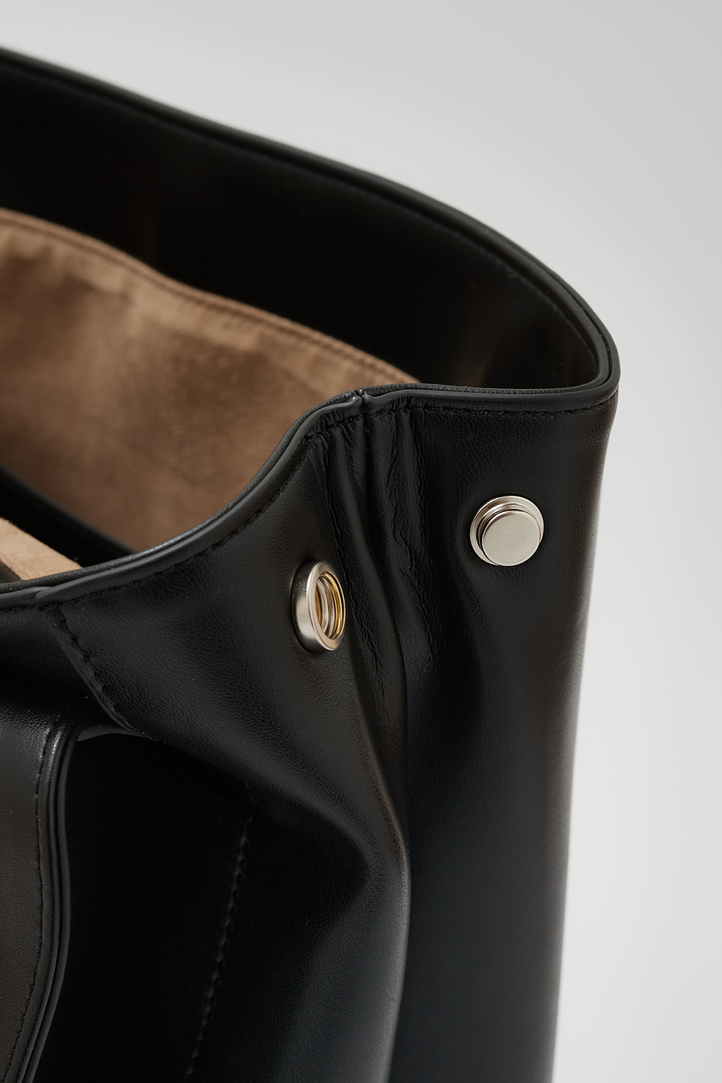 廃棄りんご由来のリュックサック「Apple Square Rucksack」
