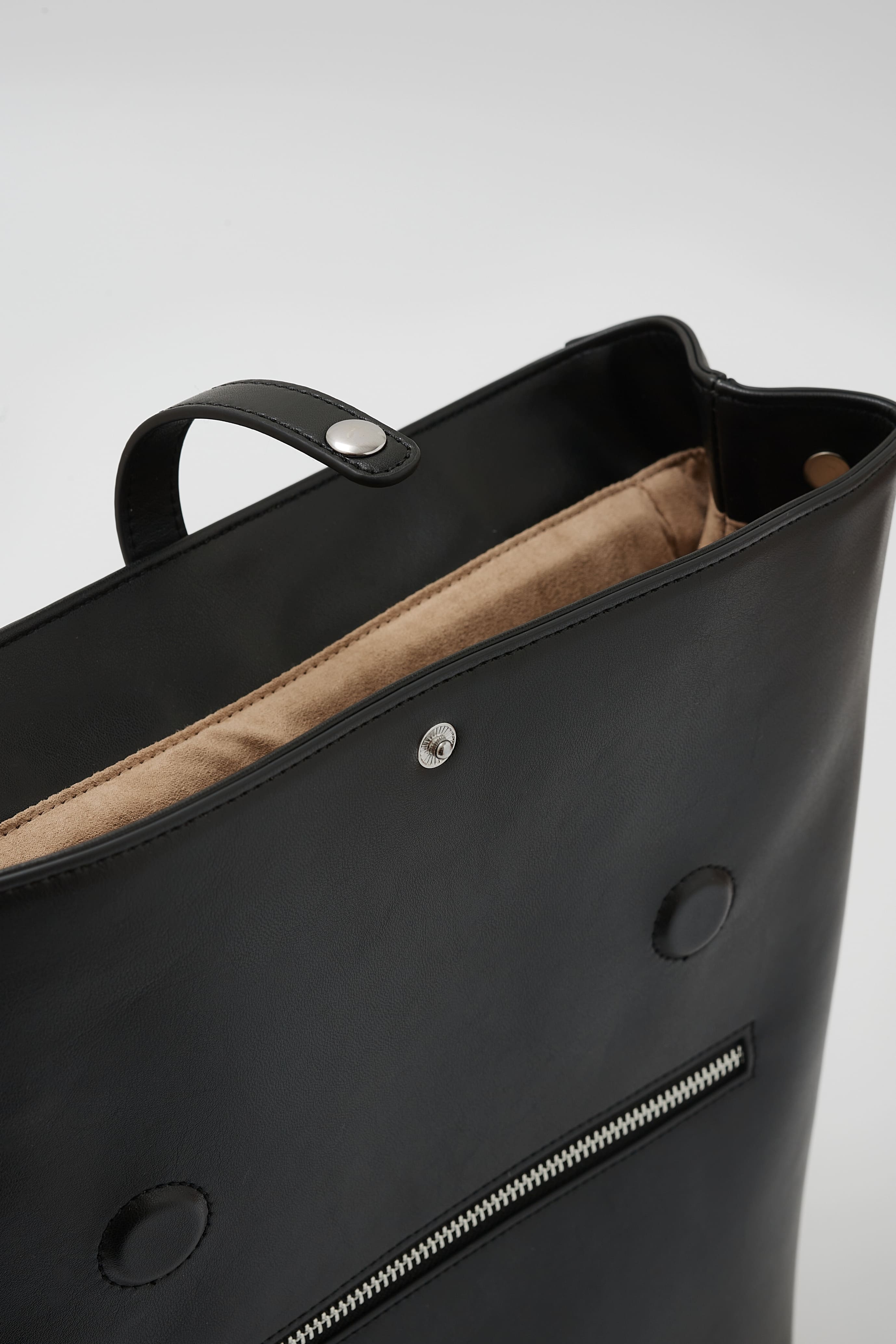 廃棄りんご由来のリュックサック「Apple Square Rucksack」