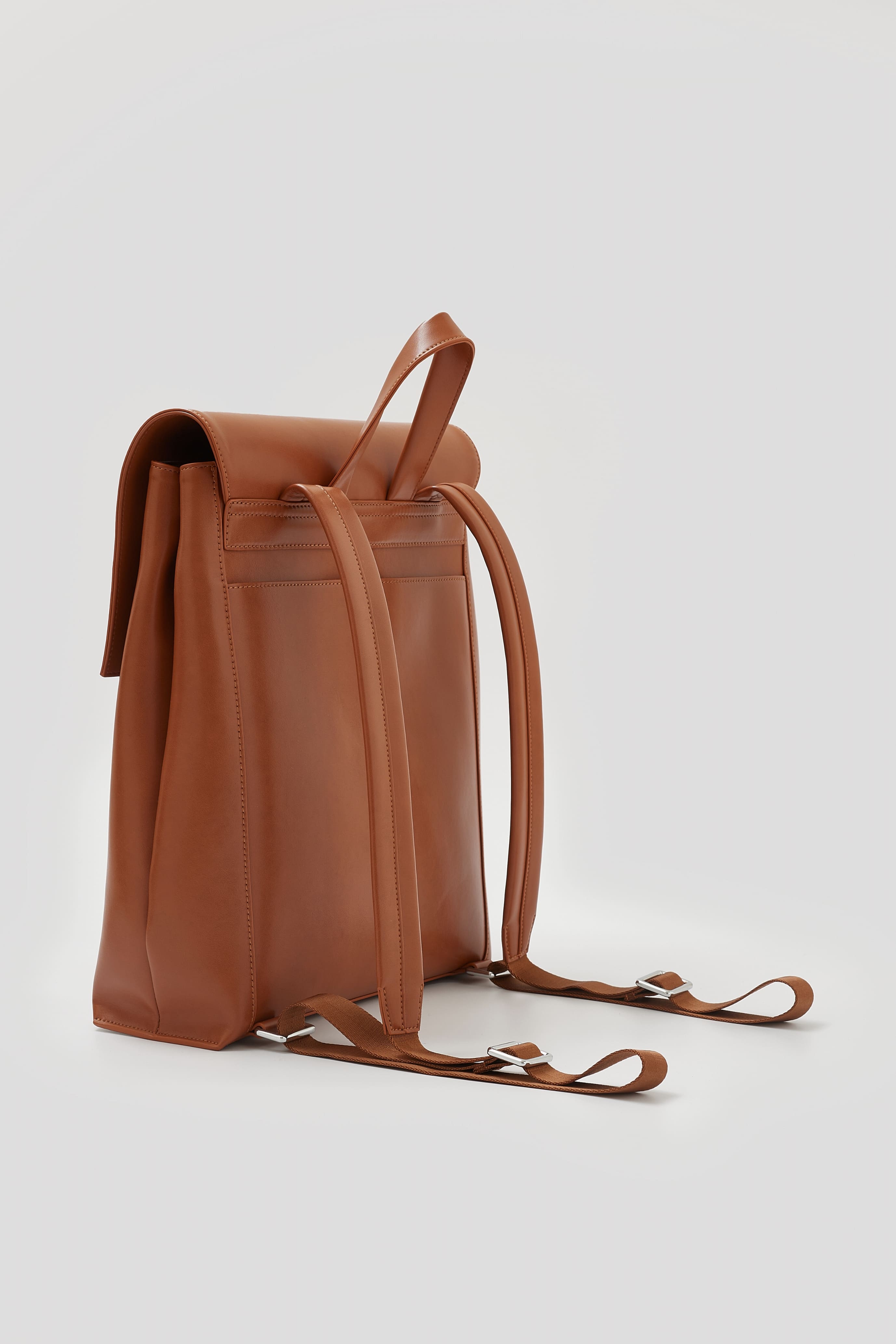 廃棄りんご由来のリュックサック「Apple Square Rucksack」