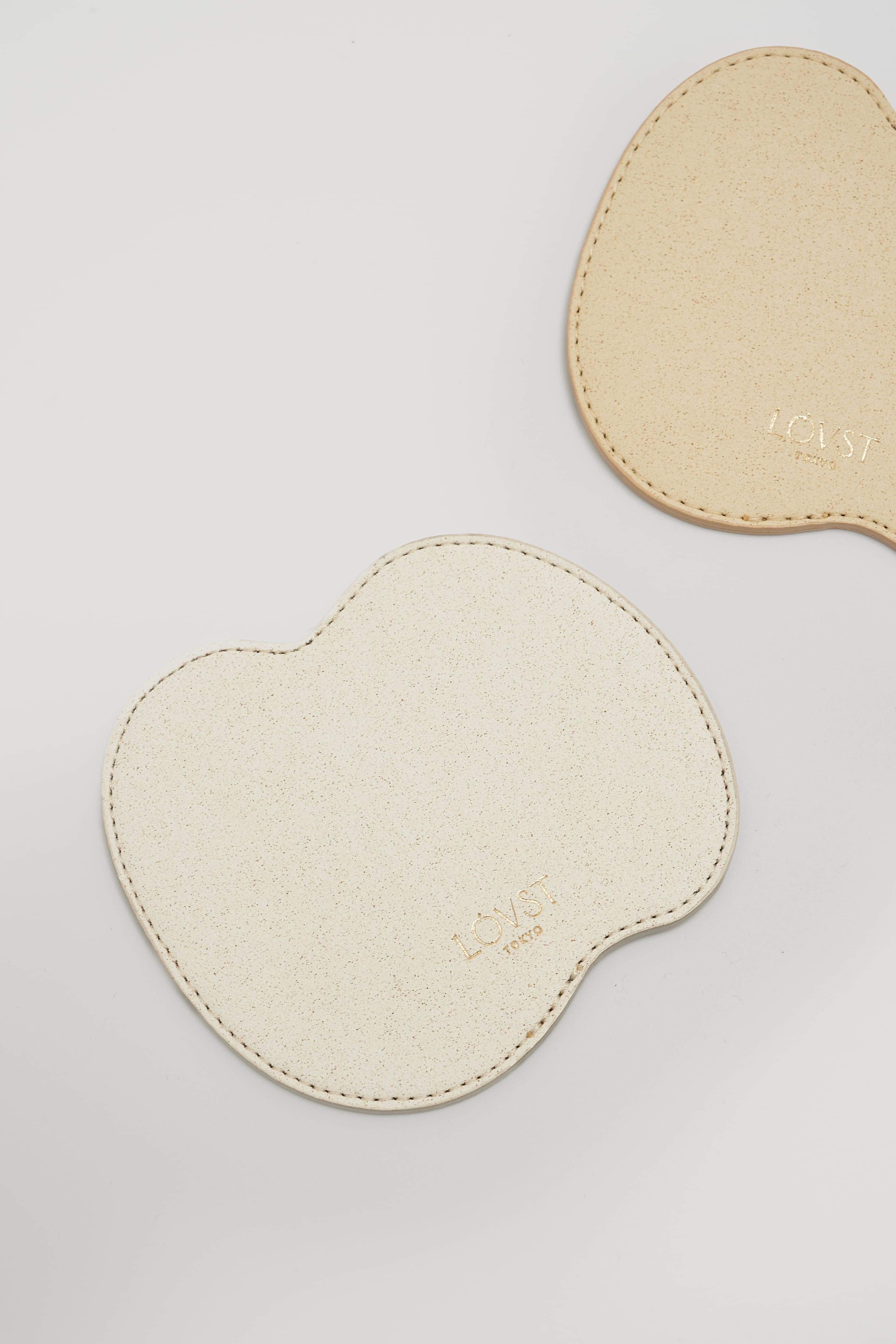 廃棄りんご由来のコースター「Apple Coaster」