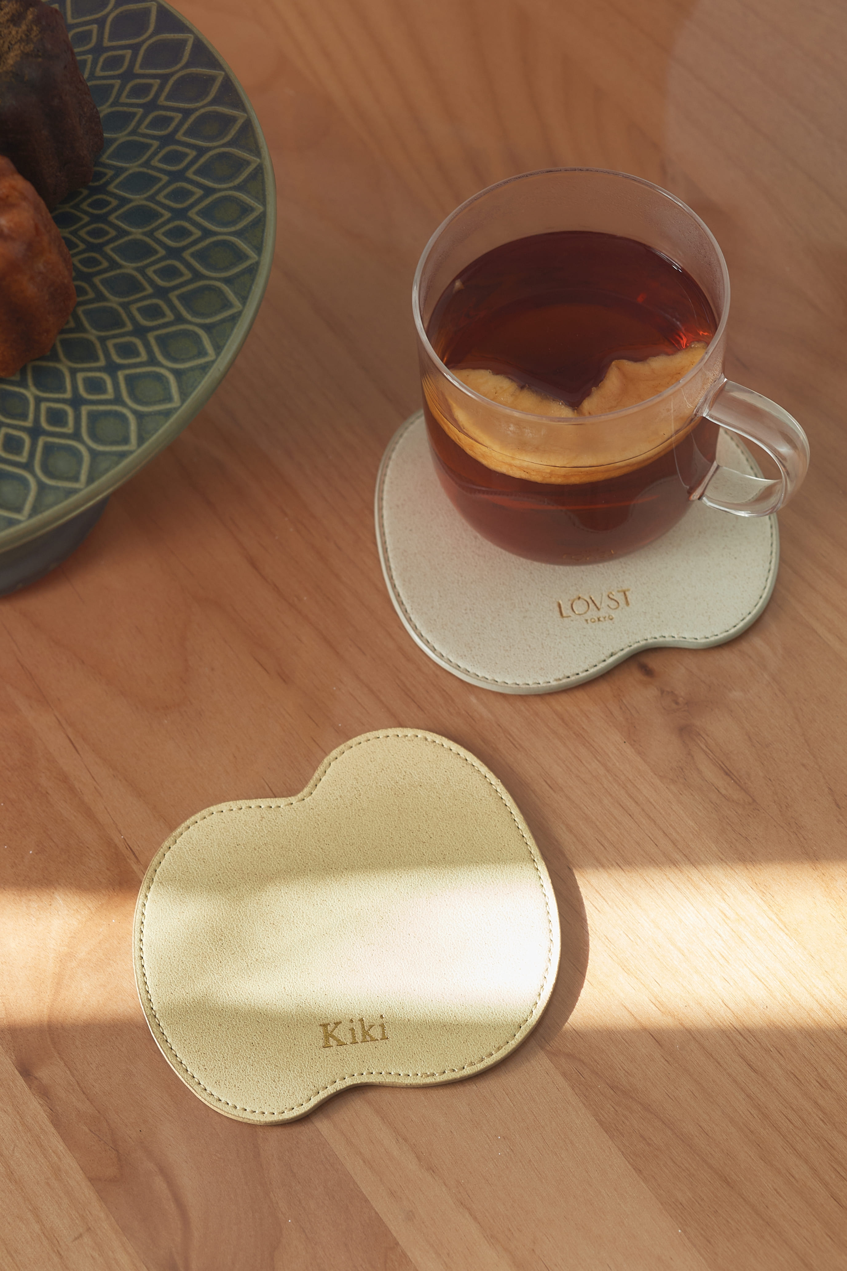 廃棄りんご由来のコースター「Apple Coaster」