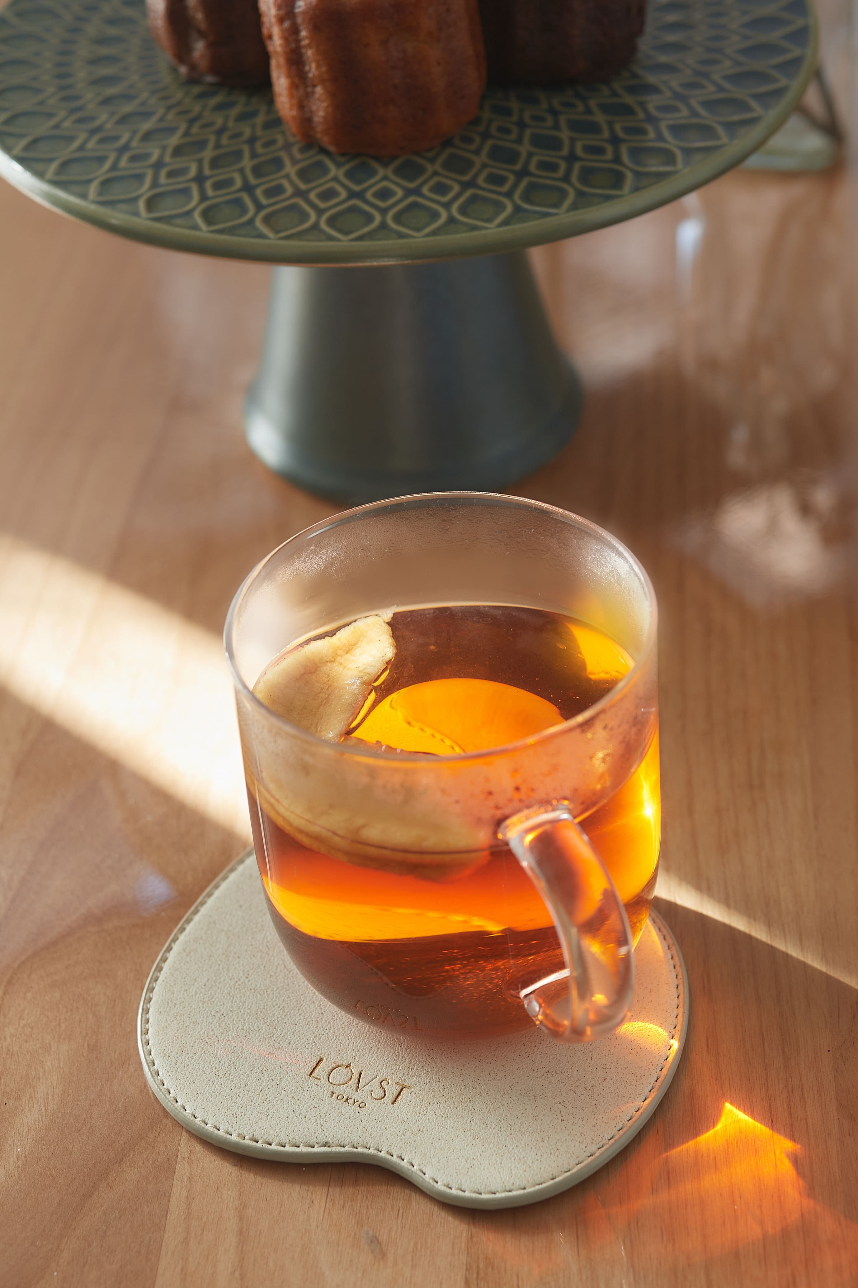 廃棄りんご由来のコースター「Apple Coaster」