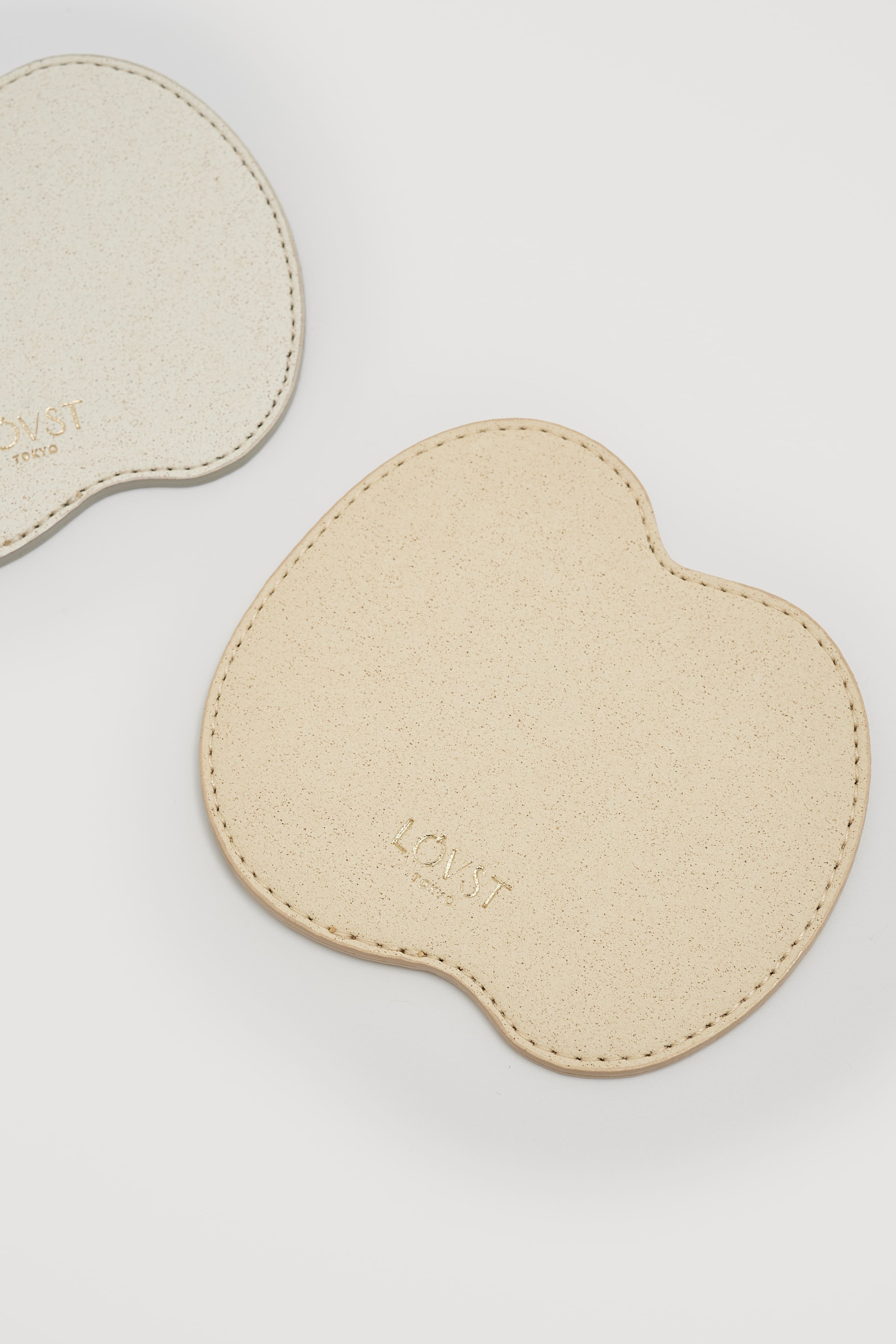 廃棄りんご由来のコースター「Apple Coaster」