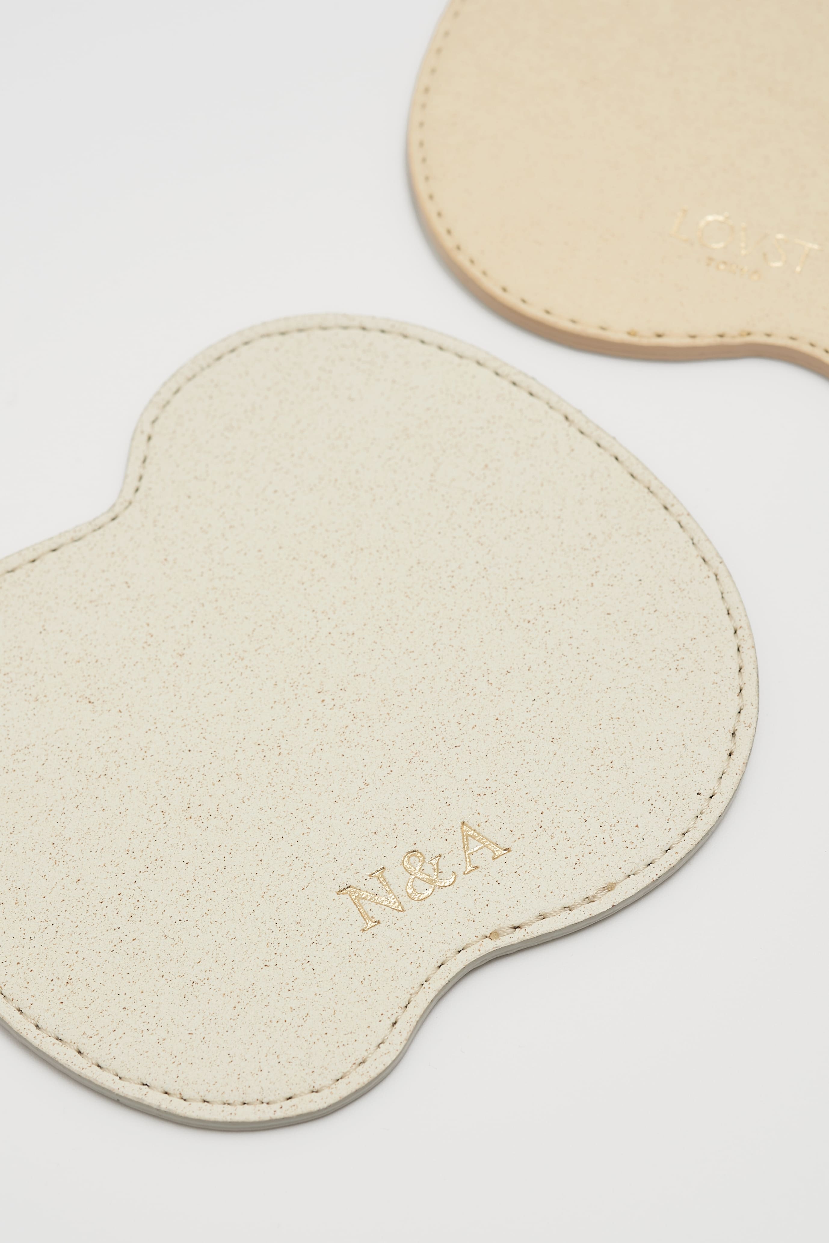 廃棄りんご由来のコースター「Apple Coaster」