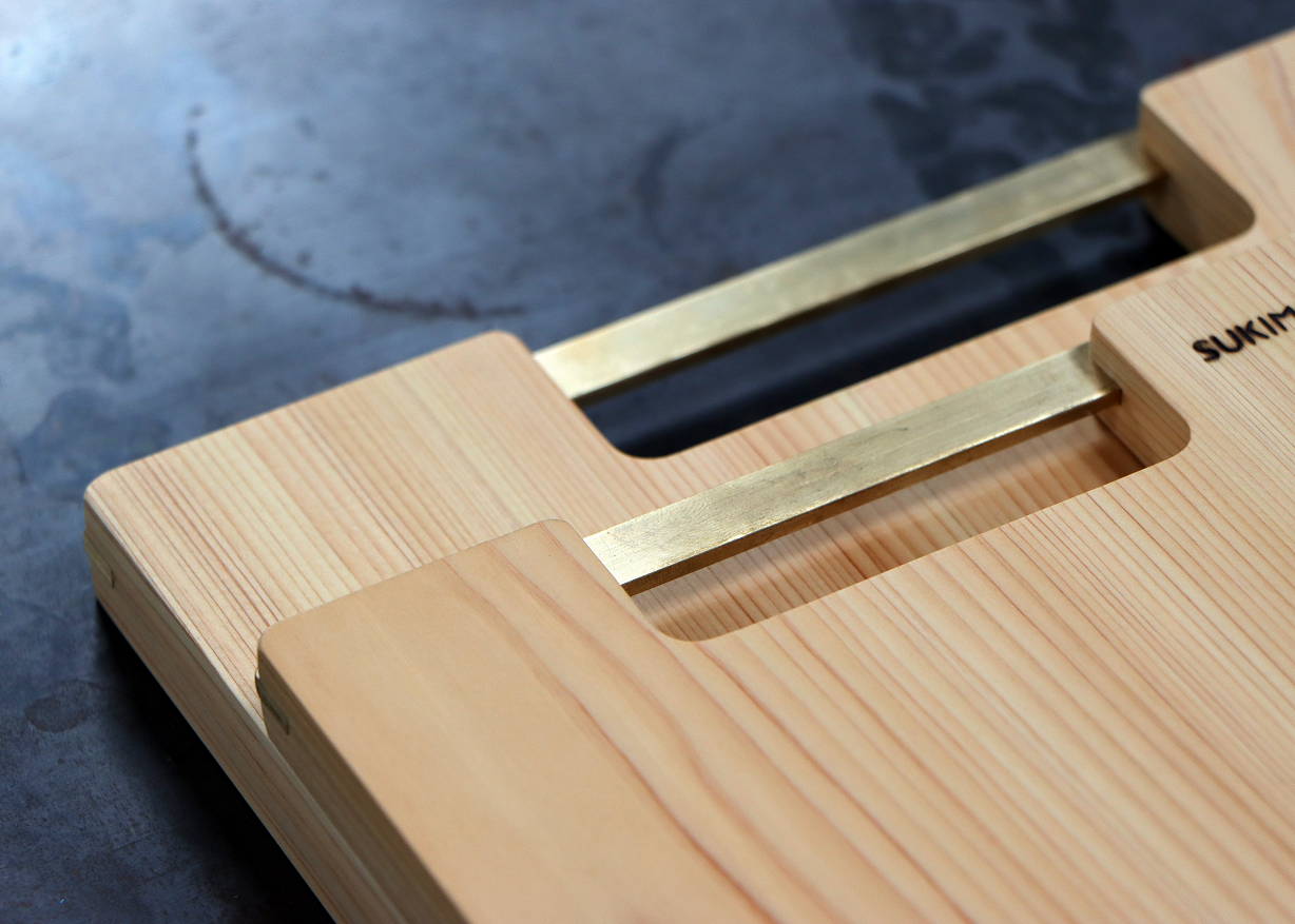 【食卓に静かな輝きを】朴（ホウ）の木と真鍮のカッティングボード