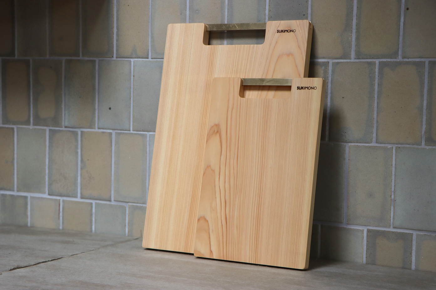 【食卓に静かな輝きを】朴（ホウ）の木と真鍮のカッティングボード