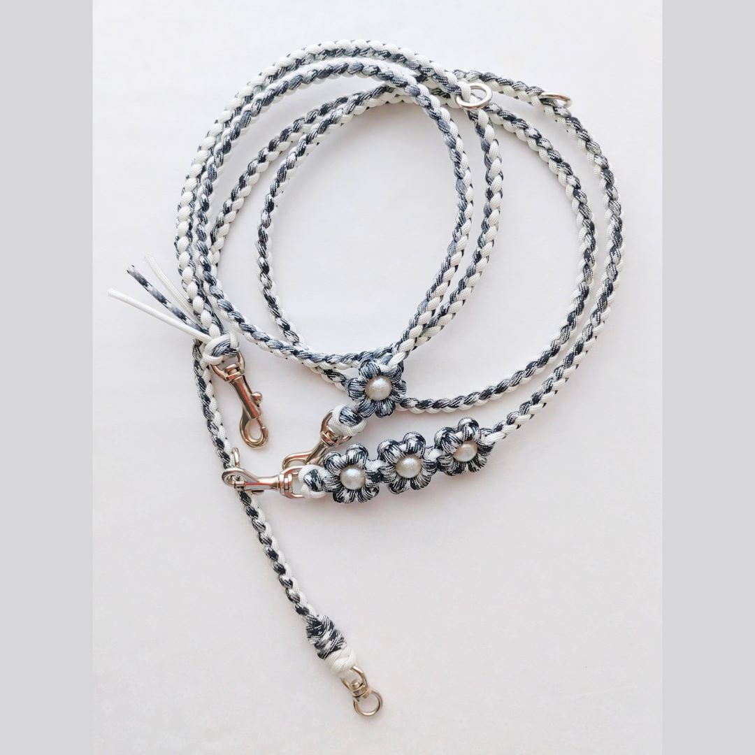 使い方いろいろ！お花付きハンズフリーリード(ブラック)