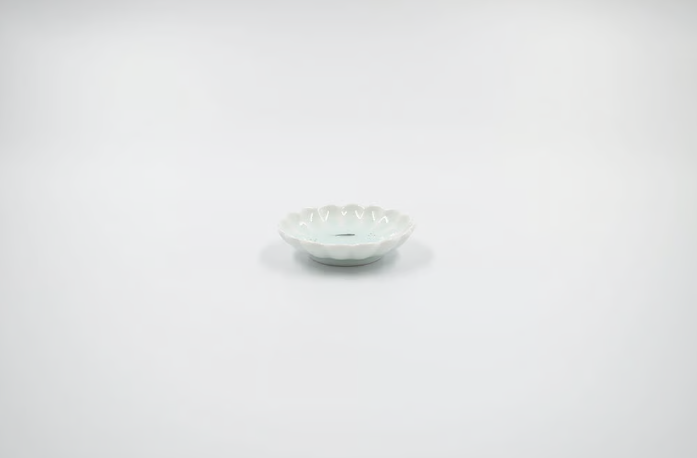青白磁メダカ菊豆皿
