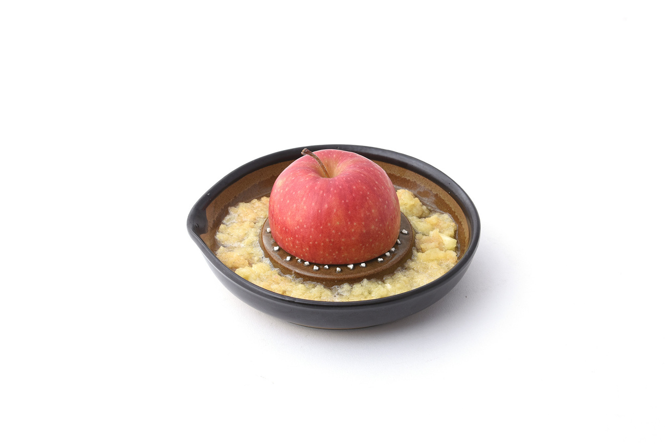 もとしげ おろし器—驚くほど軽くおろせる伝統の刃を、さらに進化させた ”熟練の一皿”｜元重製陶所