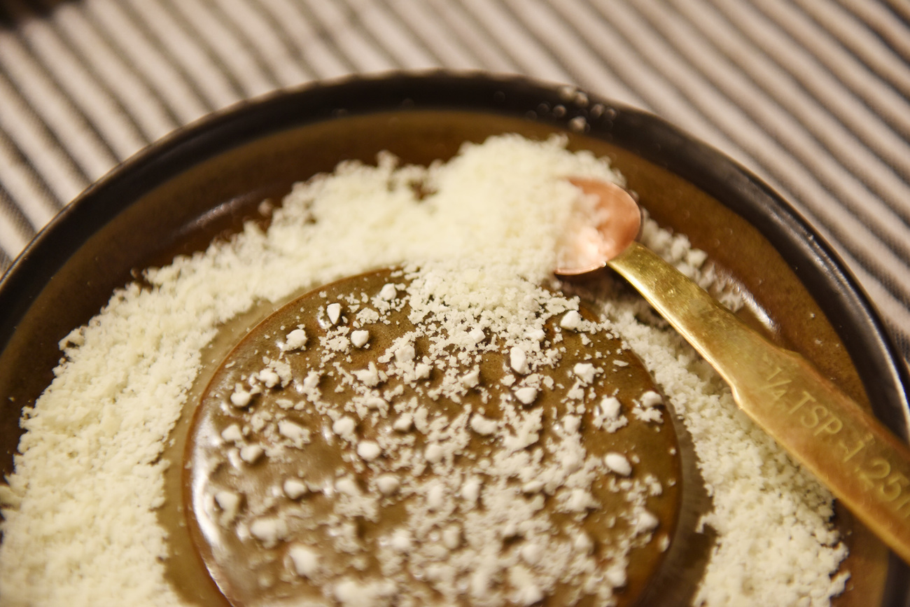 もとしげ おろし器—驚くほど軽くおろせる伝統の刃を、さらに進化させた ”熟練の一皿”｜元重製陶所