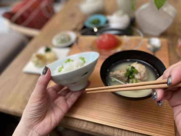 青白磁メダカ平茶碗
