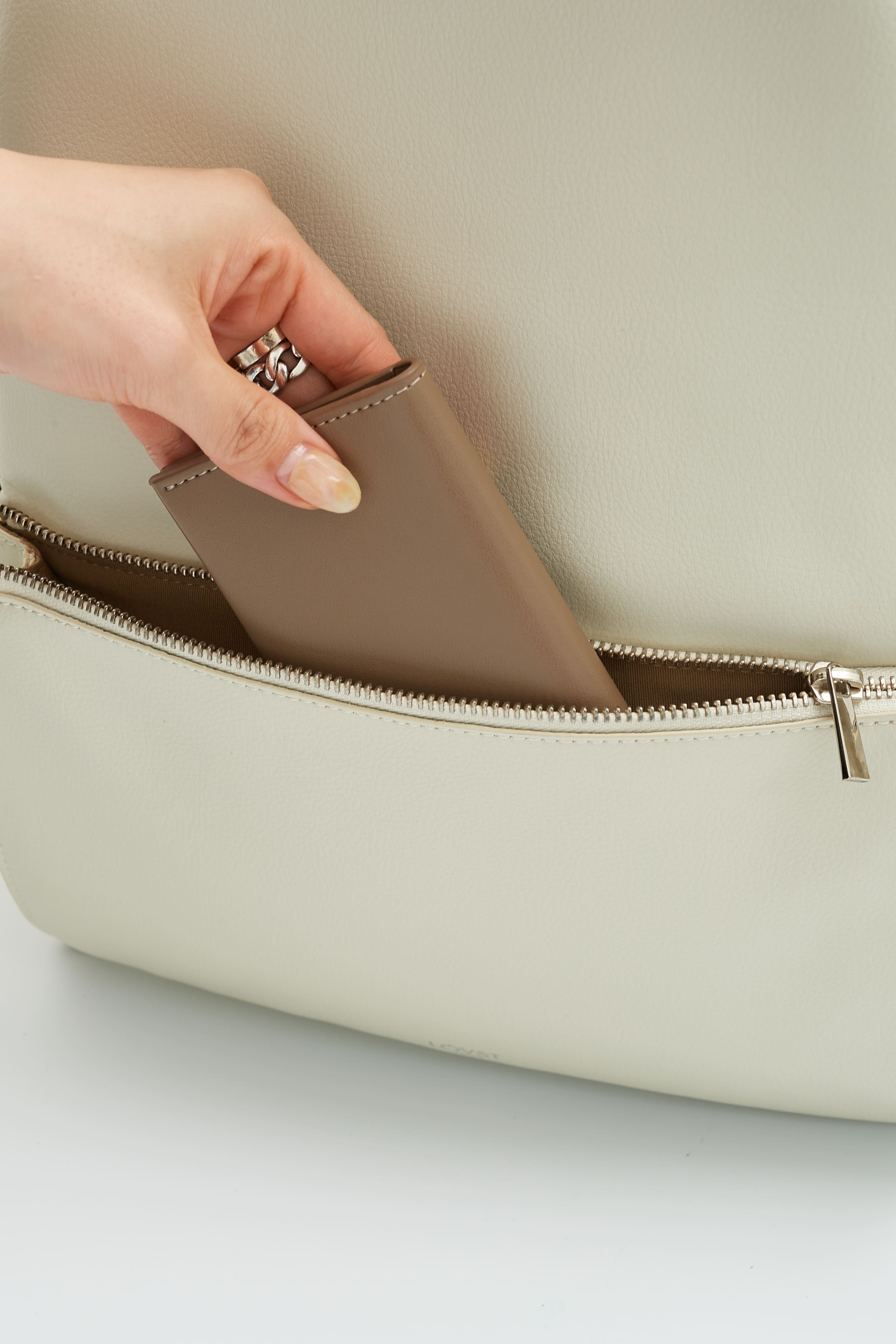 【LOVST TOKYO】廃棄りんご由来のリュックサック「Apple Rucksack」