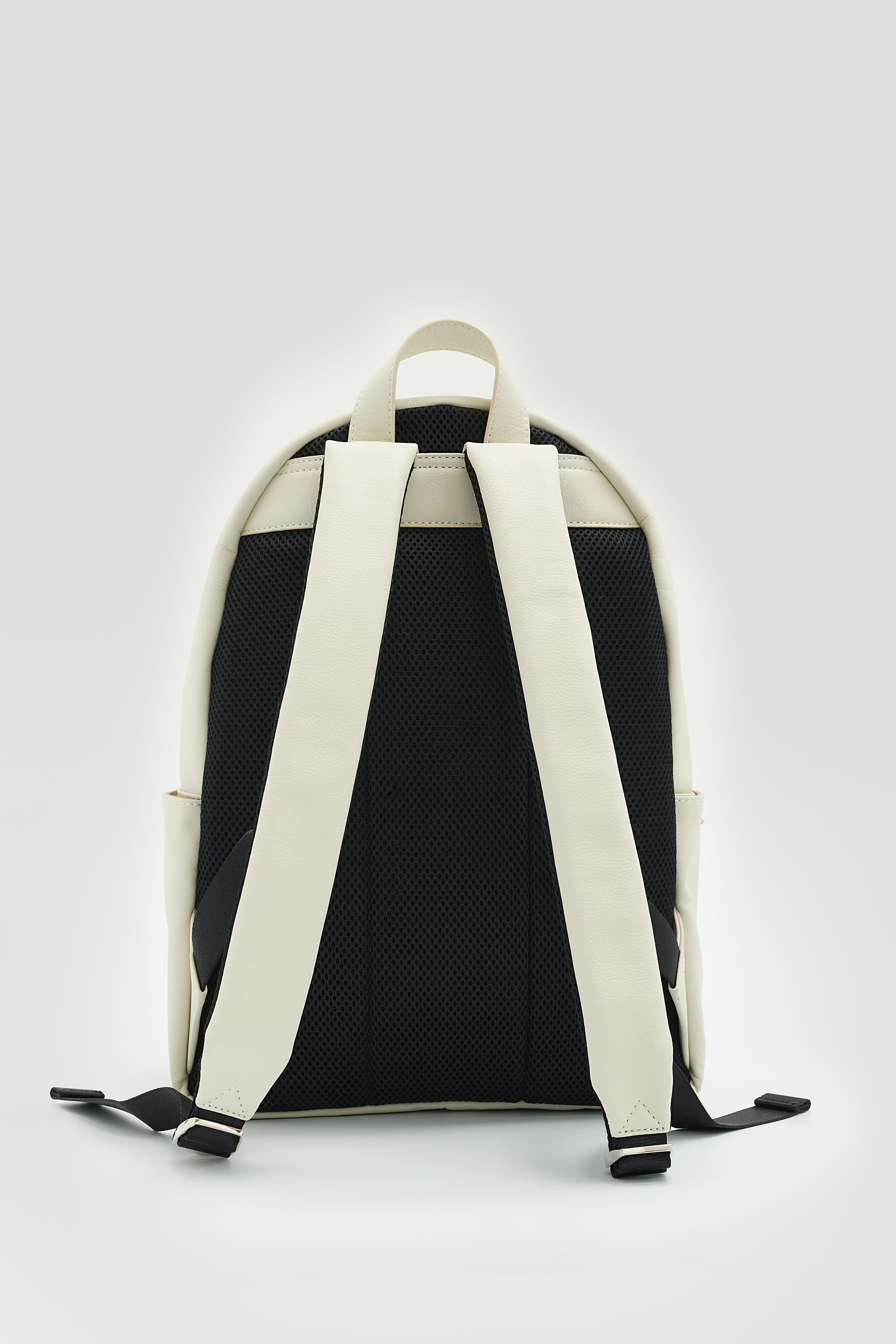【LOVST TOKYO】廃棄りんご由来のリュックサック「Apple Rucksack」