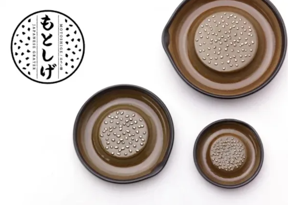 もとしげ おろし器—驚くほど軽くおろせる伝統の刃を、さらに進化させた ”熟練の一皿”｜元重製陶所