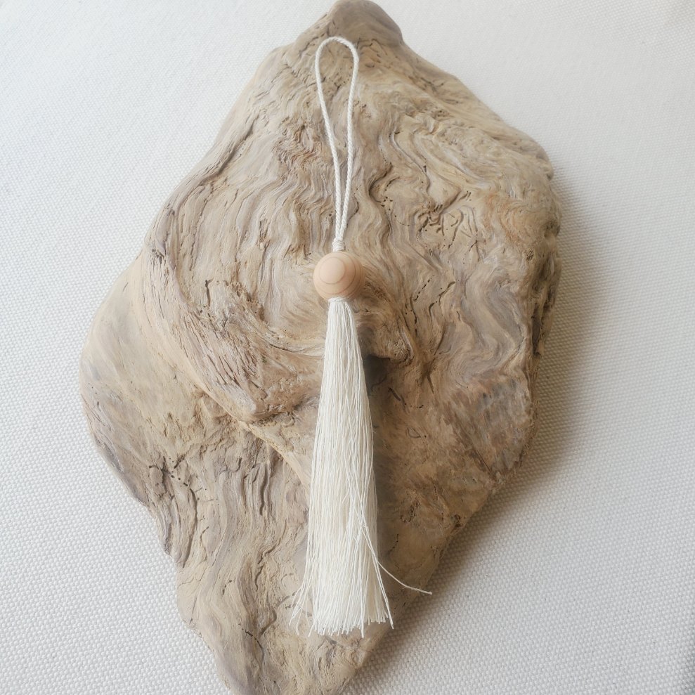 香りを持ち歩くアロマバッグチャーム　【屋久杉ビーズと光のヘンプ糸】