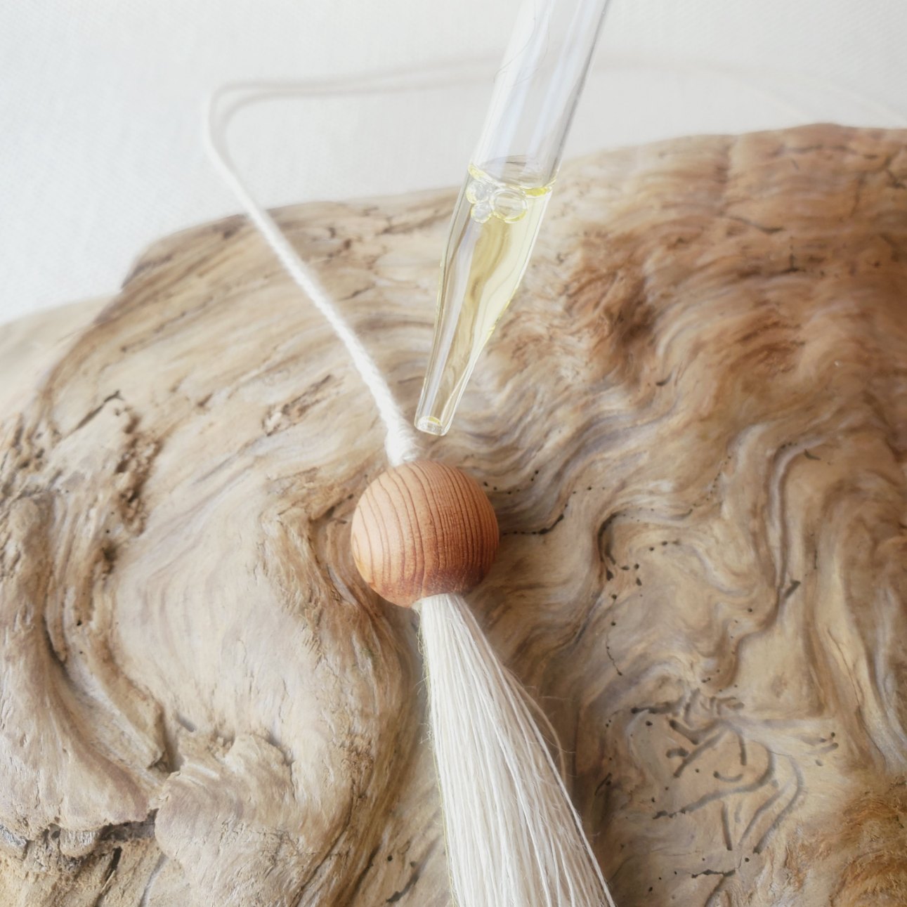 香りを持ち歩くアロマバッグチャーム　【屋久杉ビーズと光のヘンプ糸】