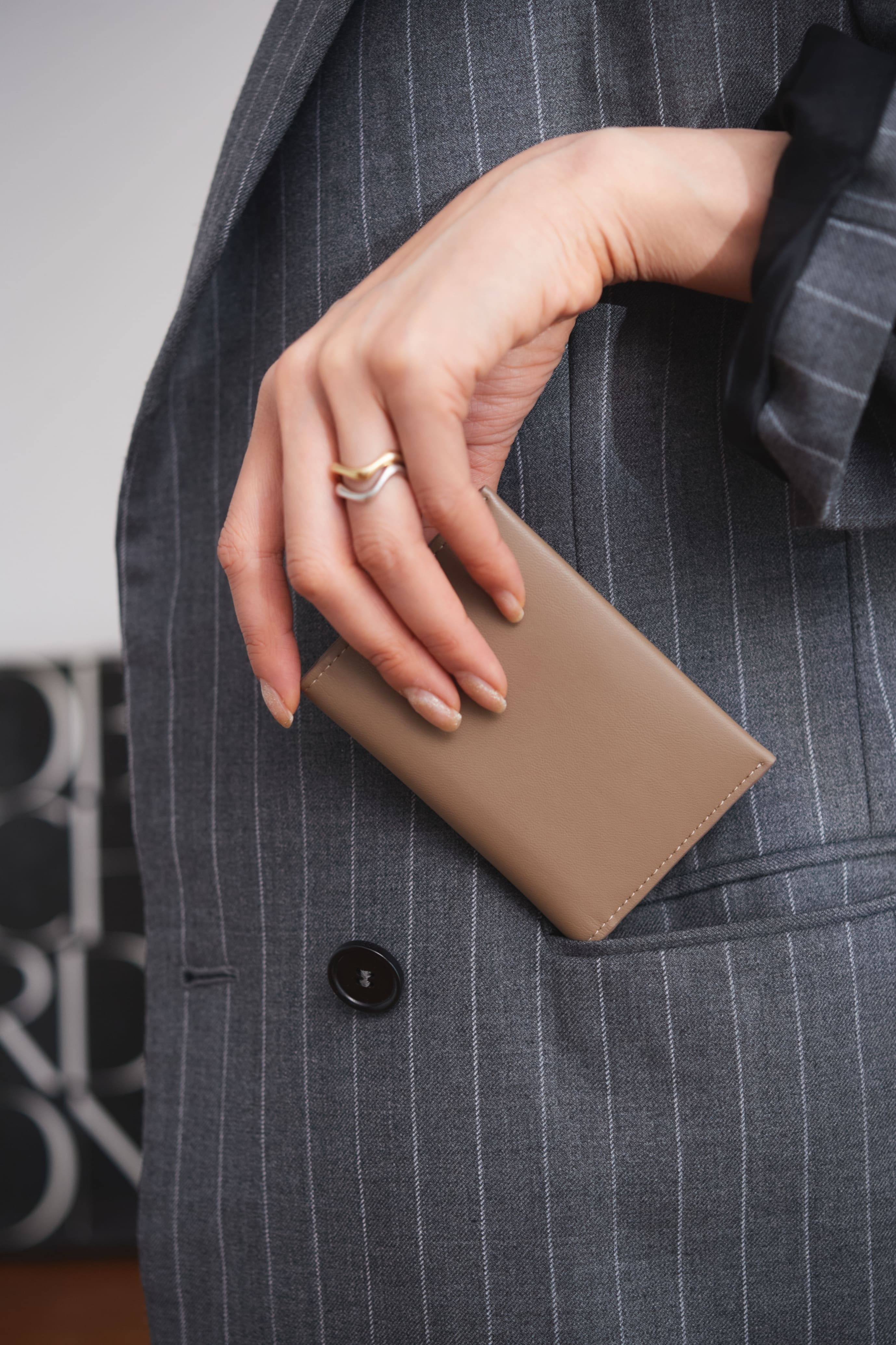 廃棄りんご由来のカードケース「Apple Half-moon Card Case」