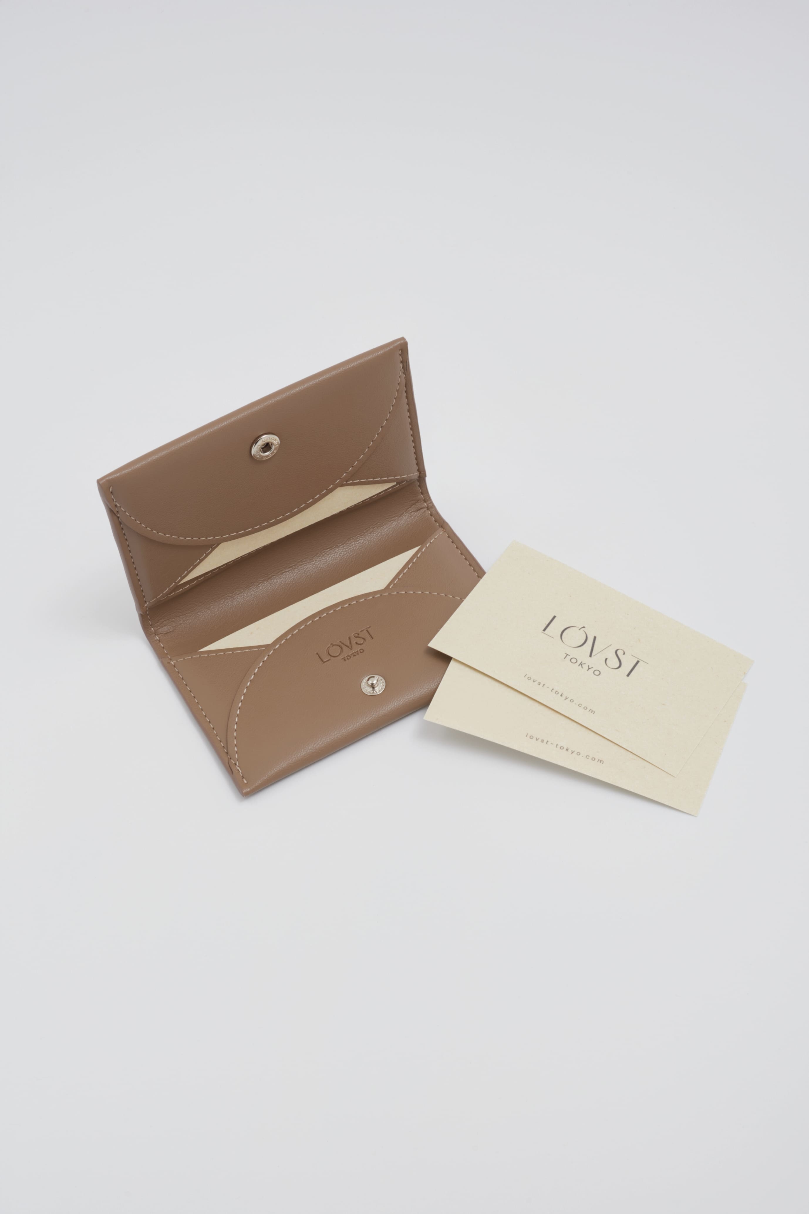 廃棄りんご由来のカードケース「Apple Half-moon Card Case」