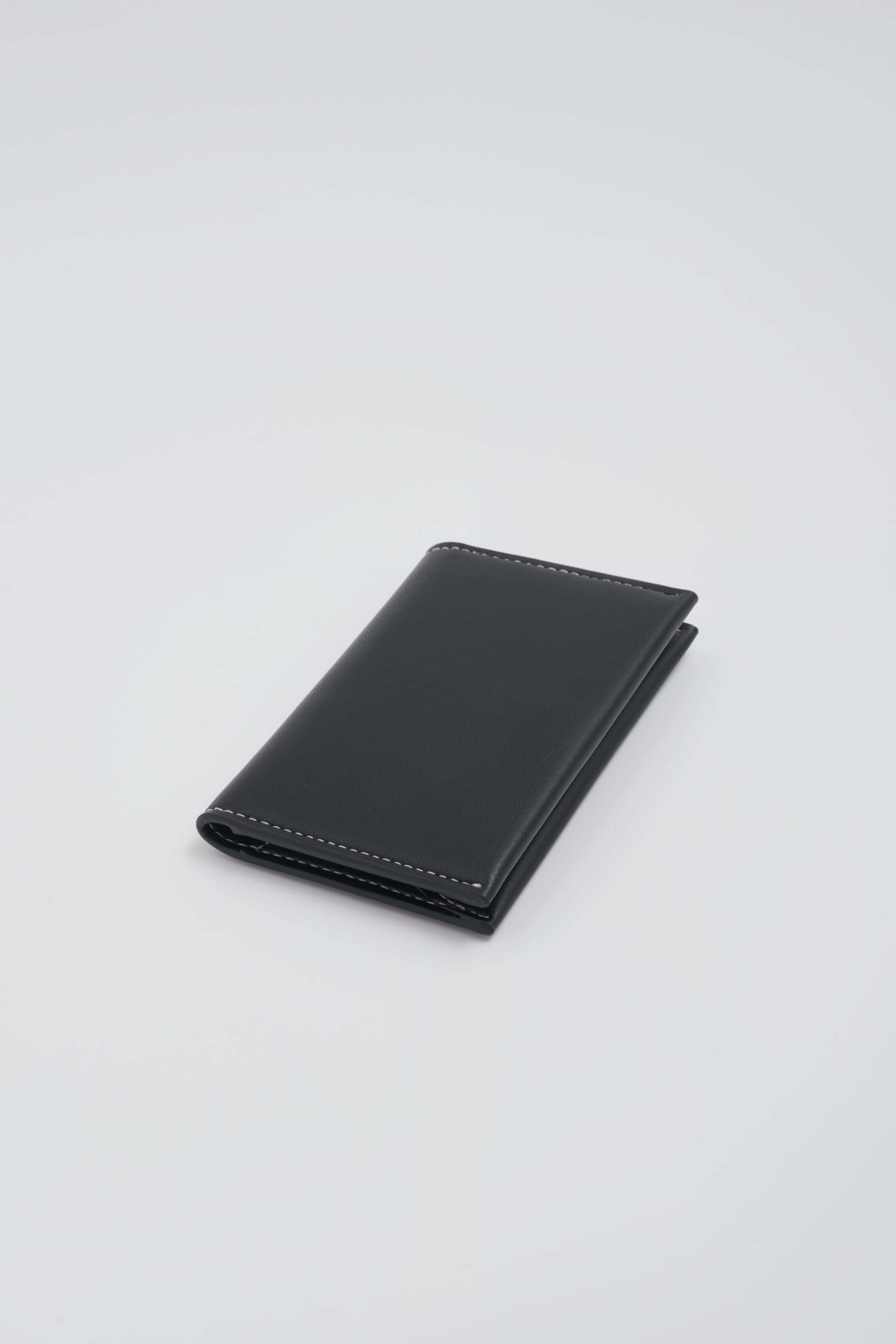 廃棄りんご由来のカードケース「Apple Half-moon Card Case」