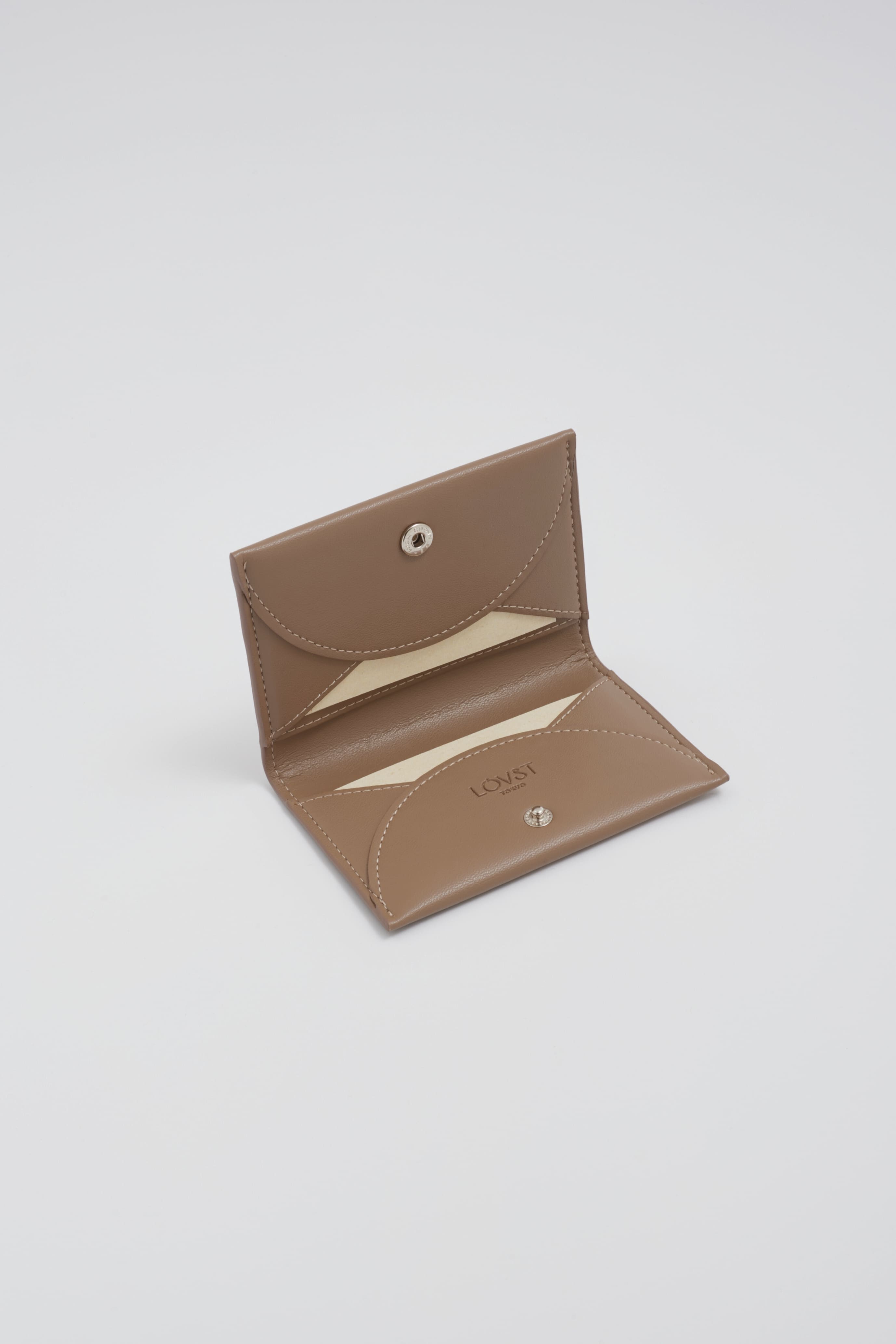 廃棄りんご由来のカードケース「Apple Half-moon Card Case」