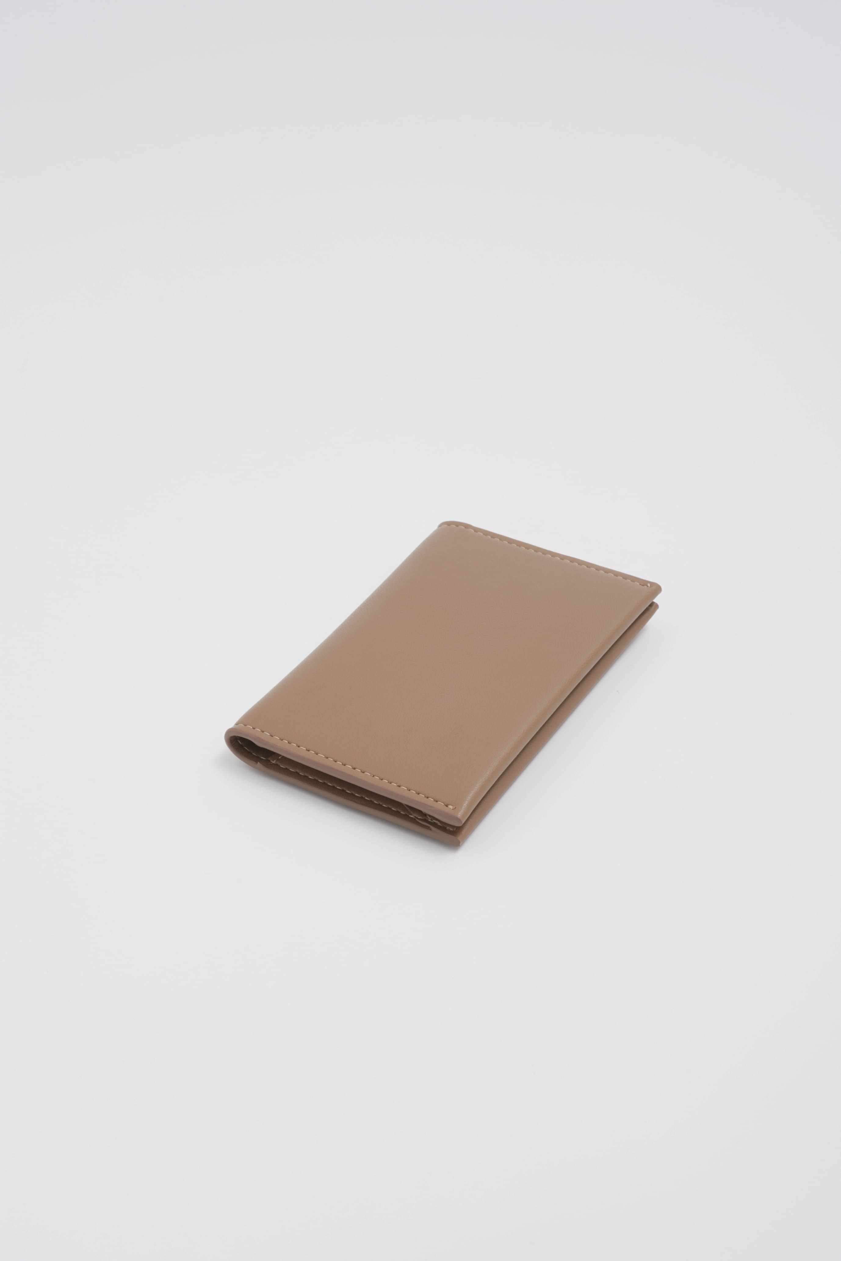 廃棄りんご由来のカードケース「Apple Half-moon Card Case」