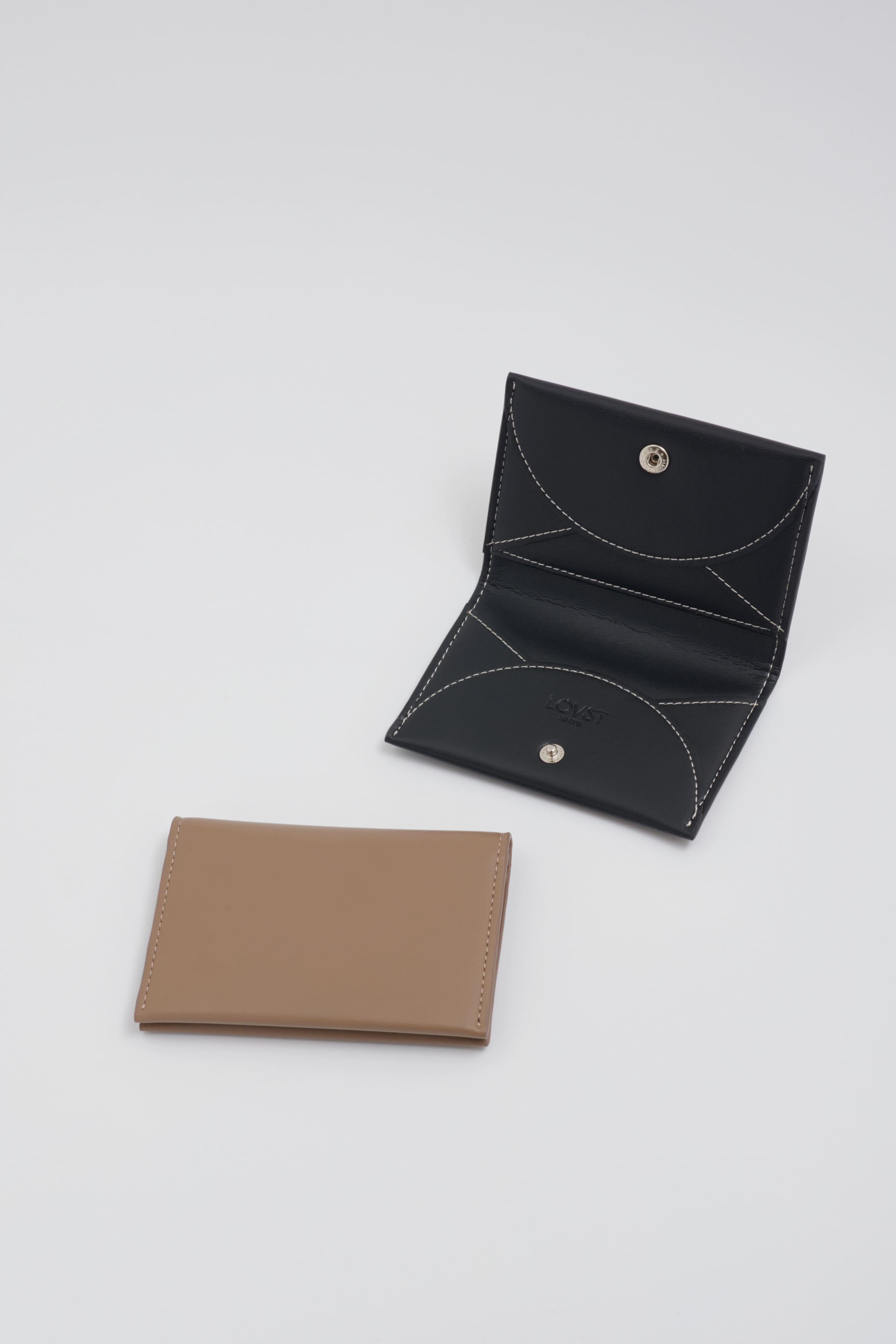 廃棄りんご由来のカードケース「Apple Half-moon Card Case」