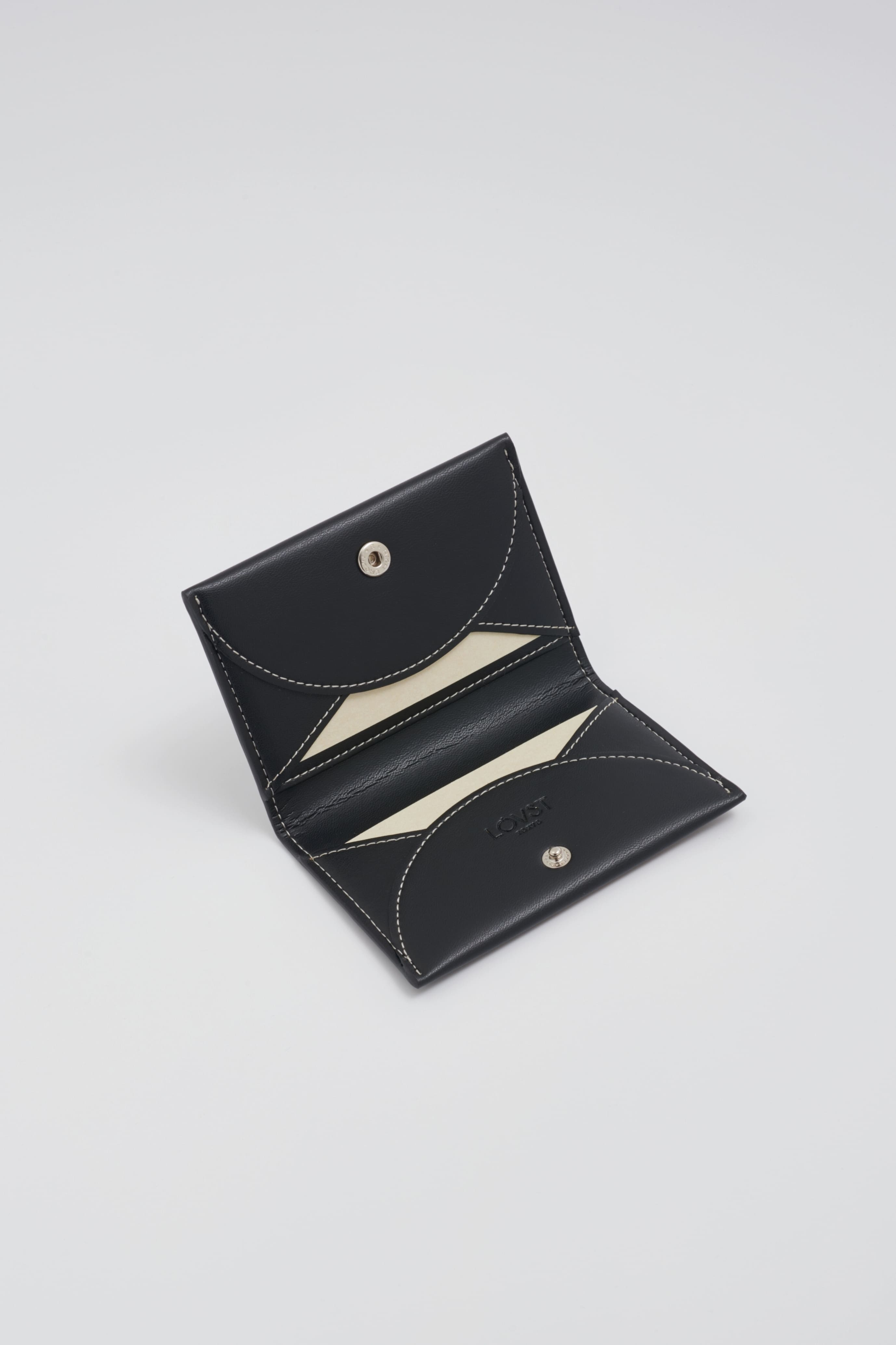 廃棄りんご由来のカードケース「Apple Half-moon Card Case」