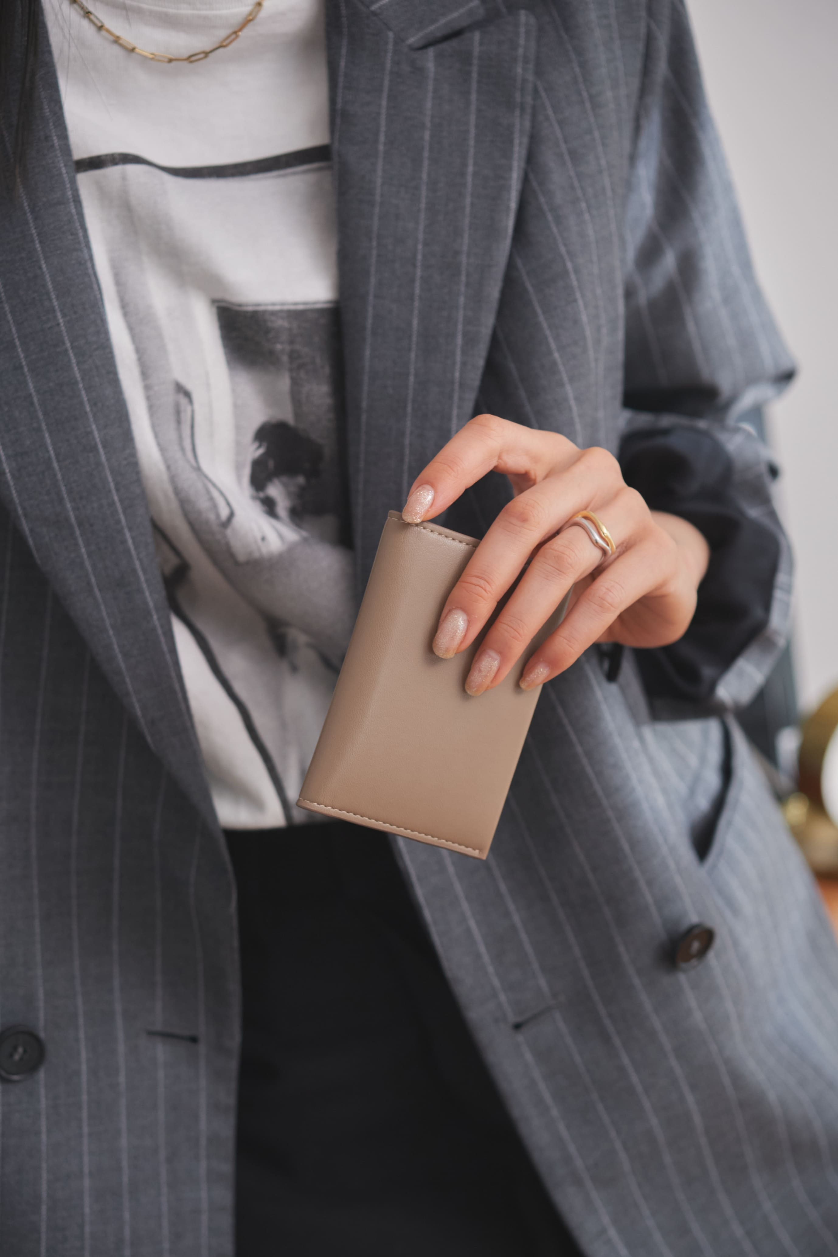 廃棄りんご由来のカードケース「Apple Half-moon Card Case」