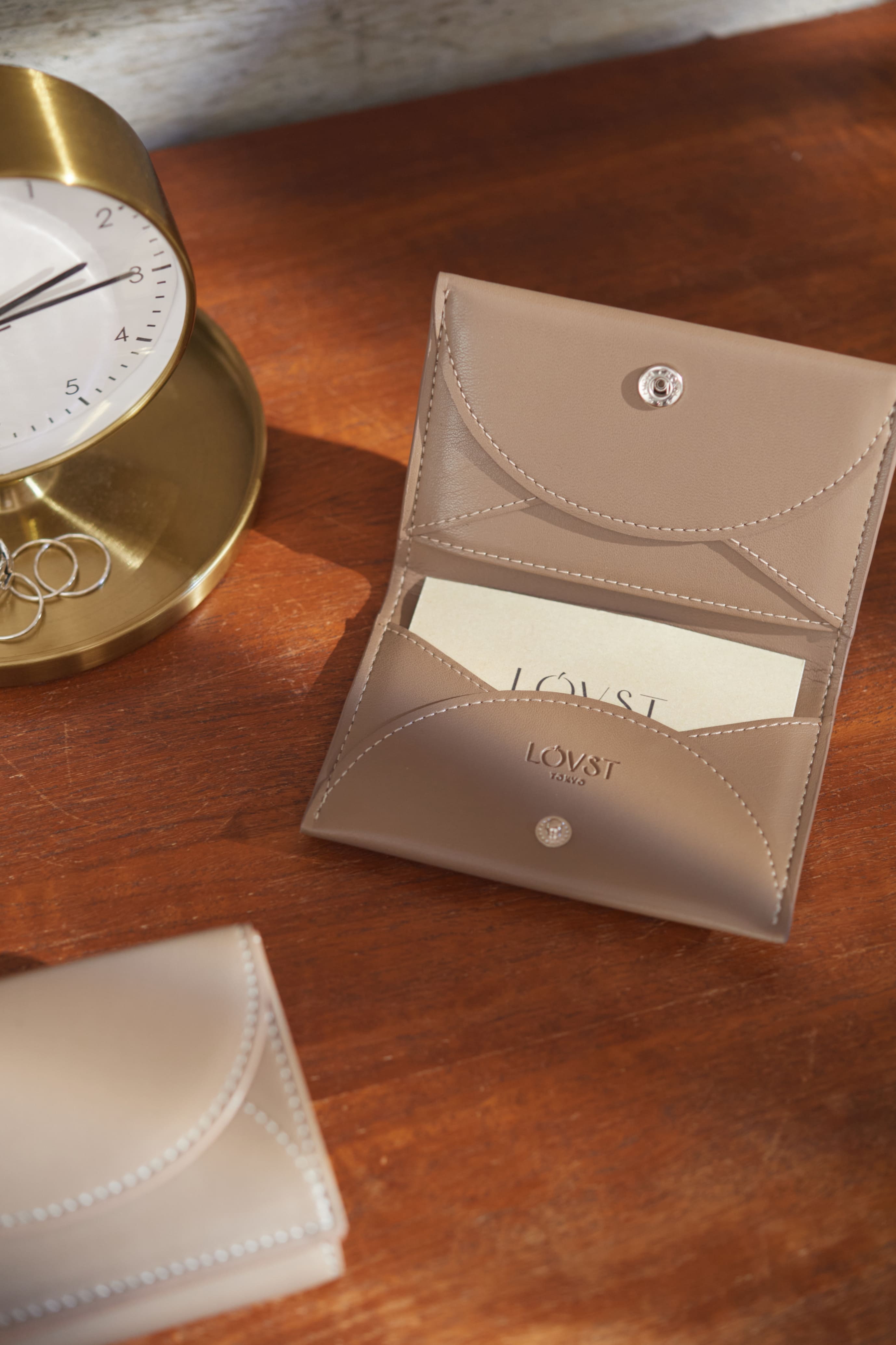 廃棄りんご由来のカードケース「Apple Half-moon Card Case」