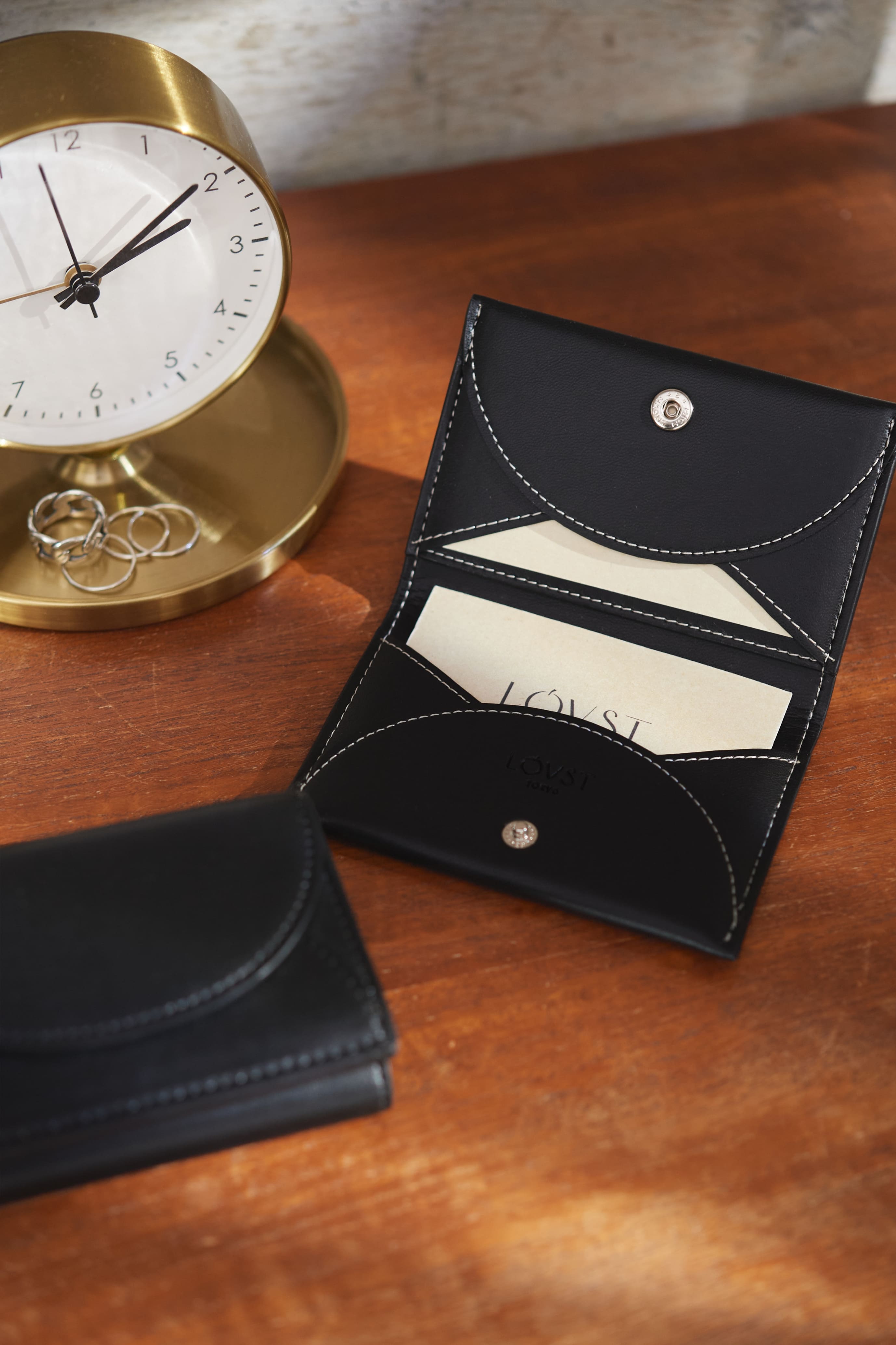 廃棄りんご由来のカードケース「Apple Half-moon Card Case」