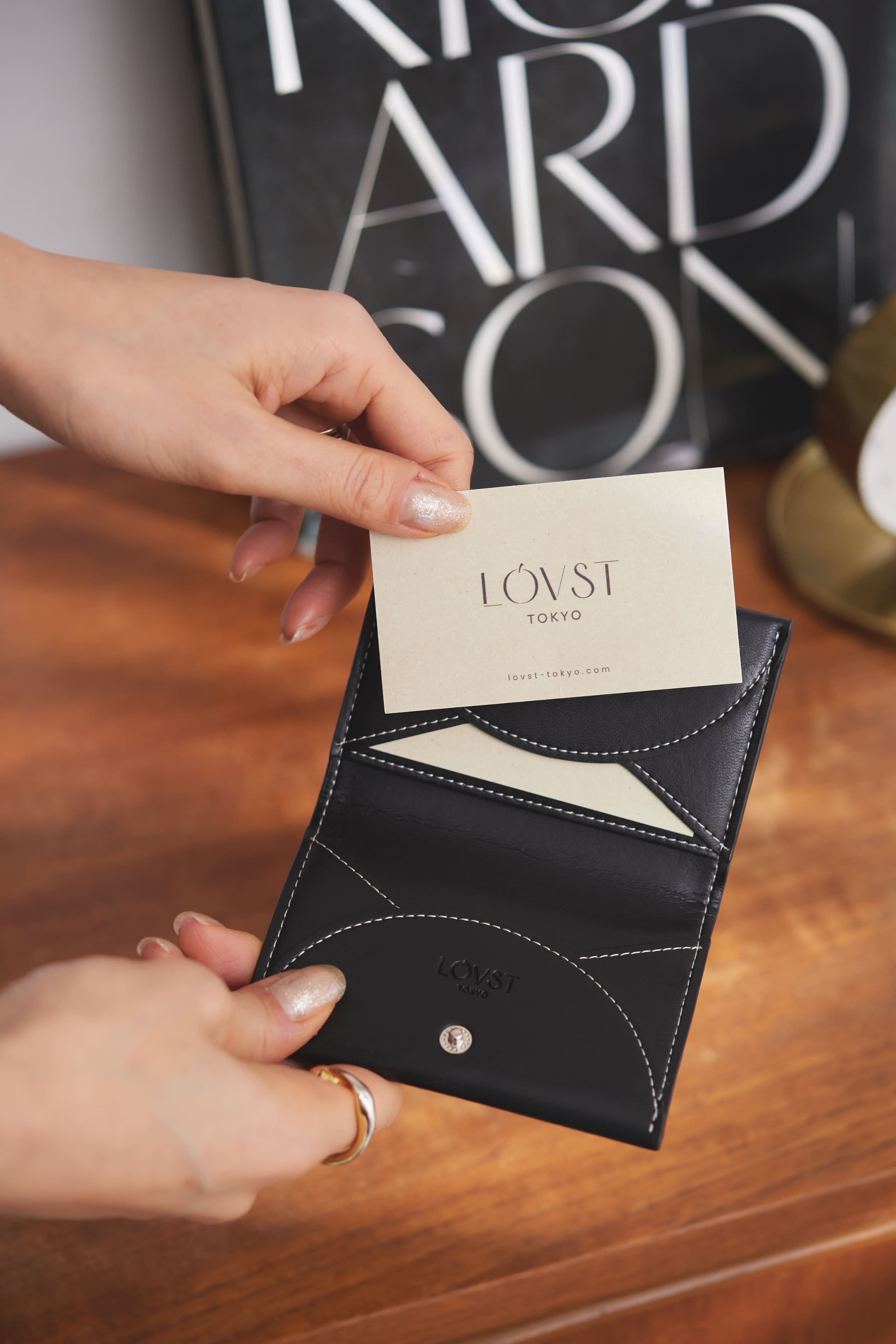 廃棄りんご由来のカードケース「Apple Half-moon Card Case」