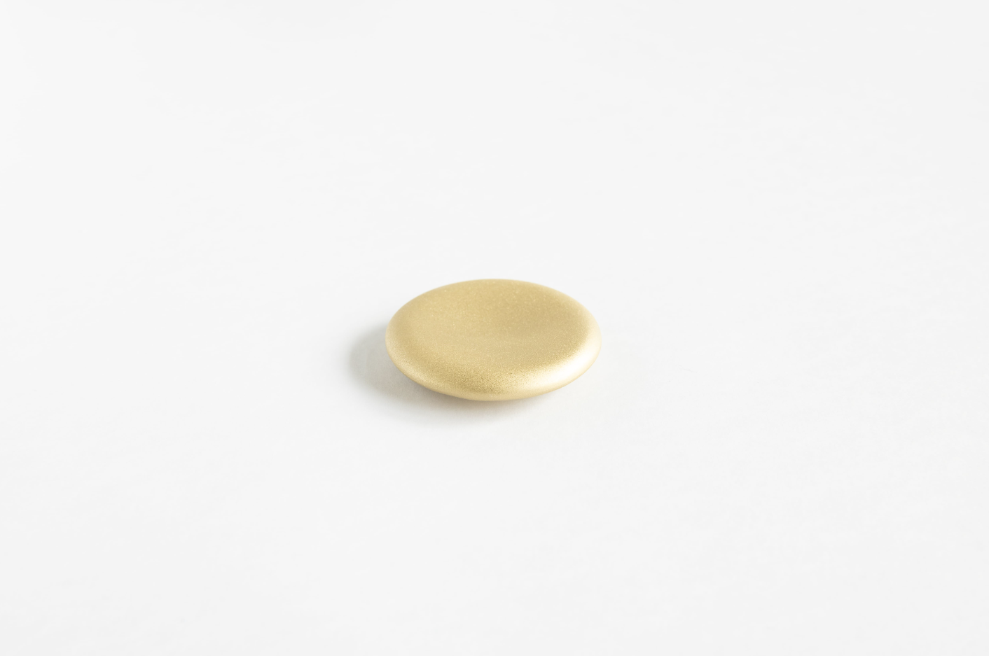 mona BRASS MAGNET