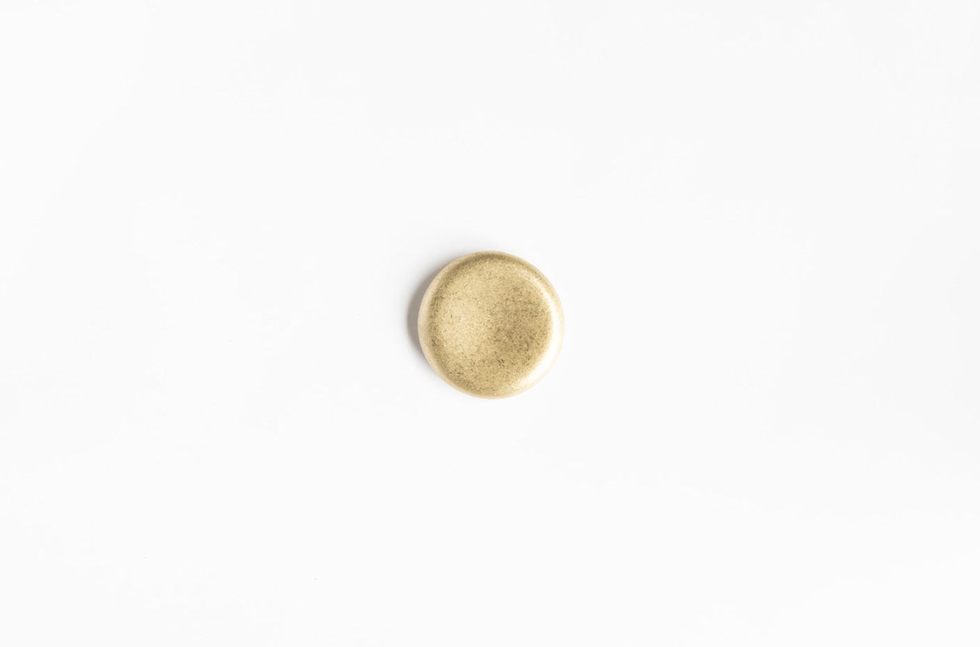mona BRASS MAGNET