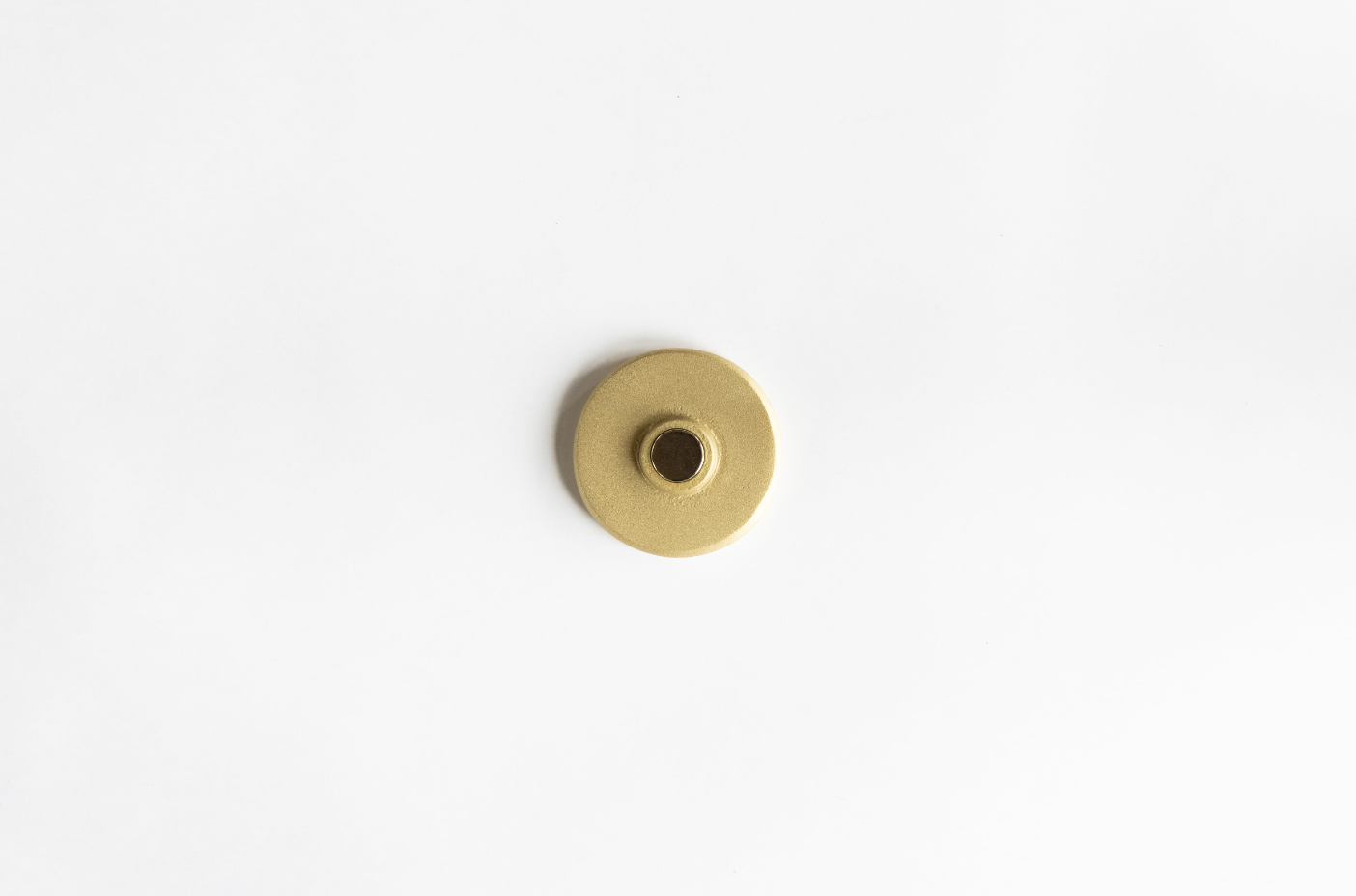 mona BRASS MAGNET